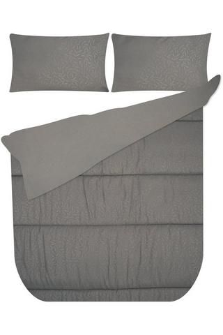 EMBOSSED POLYESTER COMFORTER