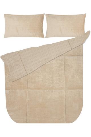 PLUSH RIBBED POLYESTER COMFORTER