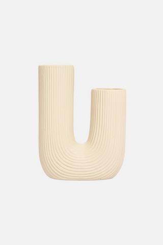 U RIBBED VASE