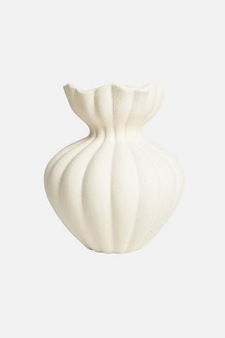 RIBBED SCALLOP DECORATIVE VASE