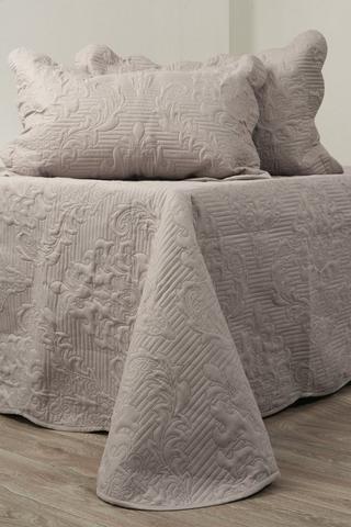 3 PIECE DAMASK QUILT SET