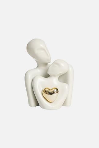 HUGGING COUPLE WITH HEART ORNAMENT