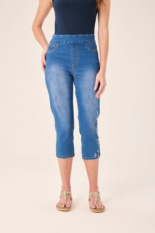 EMBROIDERED SLIM LEG PULL ON CROPS