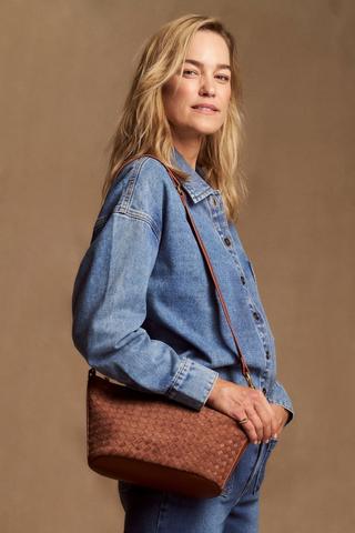 WOVEN CROSSBODY BAG BROWN