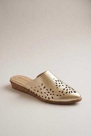 GOLD CUT OUT POINTY SANDAL
