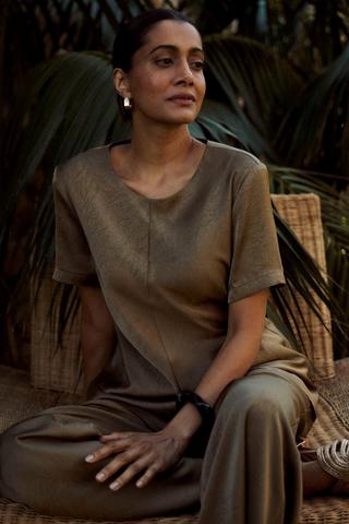 SATIN LONGER LENGHT TOP OLIVE