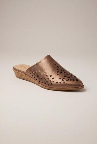 BRONZE CUT OUT POINTY SANDAL