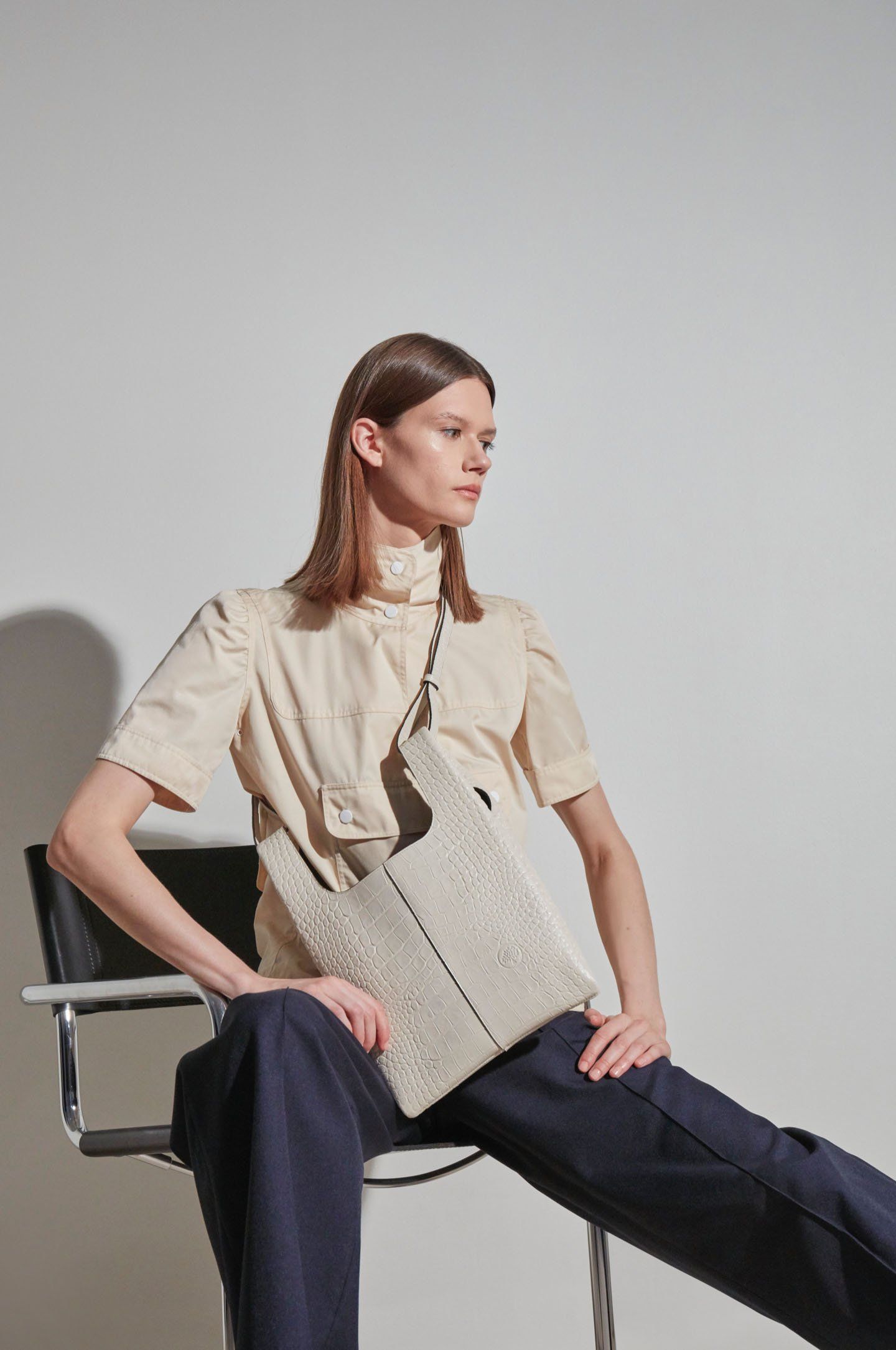 model wearing mulberry Small Portobello Tote bag in Chalk