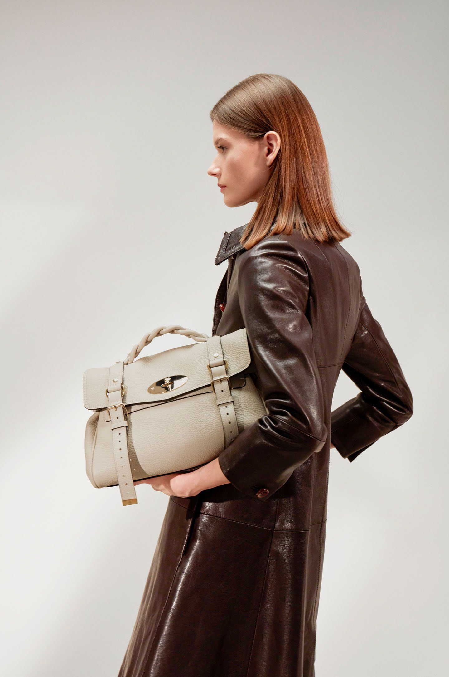 Model mit Maulbeer-Alexa-Tasche in Chalk Heavy Grain