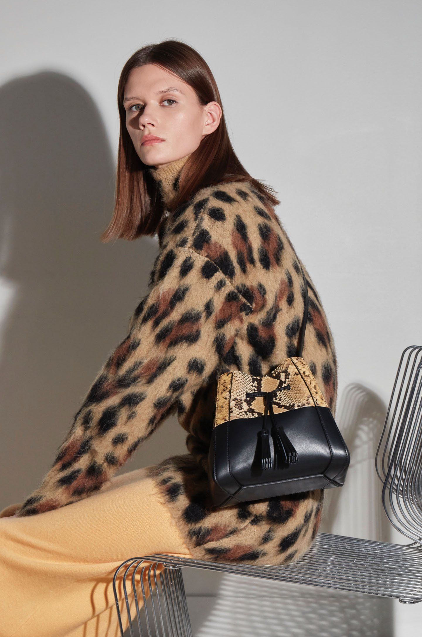 Model trägt Mulberry Mini Millie Bag in Sable & Black Python Print Leather & Silky Calf