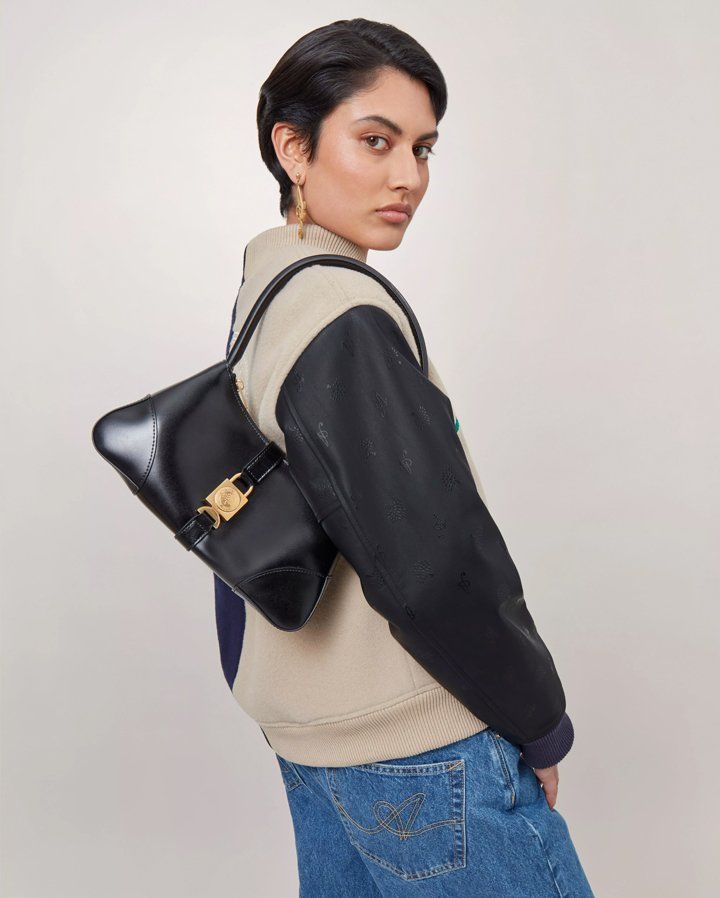 Model mit Axel Arigato for Mulberry Schultertasche in Schwarz