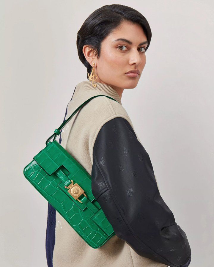 Model mit Axel Arigato for Mulberry Schultertasche in Smaragdgrün