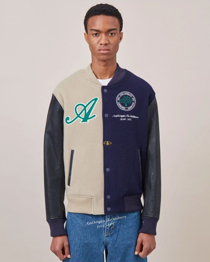 베이지와 네이비 컬러의 Mulberry Bomber Jacket을 위해 Axel Arigato를 착용한 모델