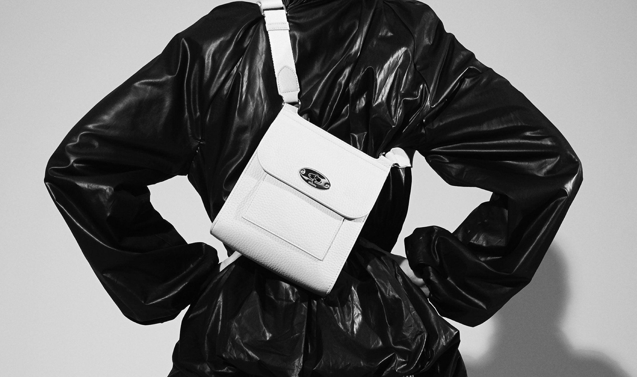 Model mit Antony Tasche in schwarz und weiß