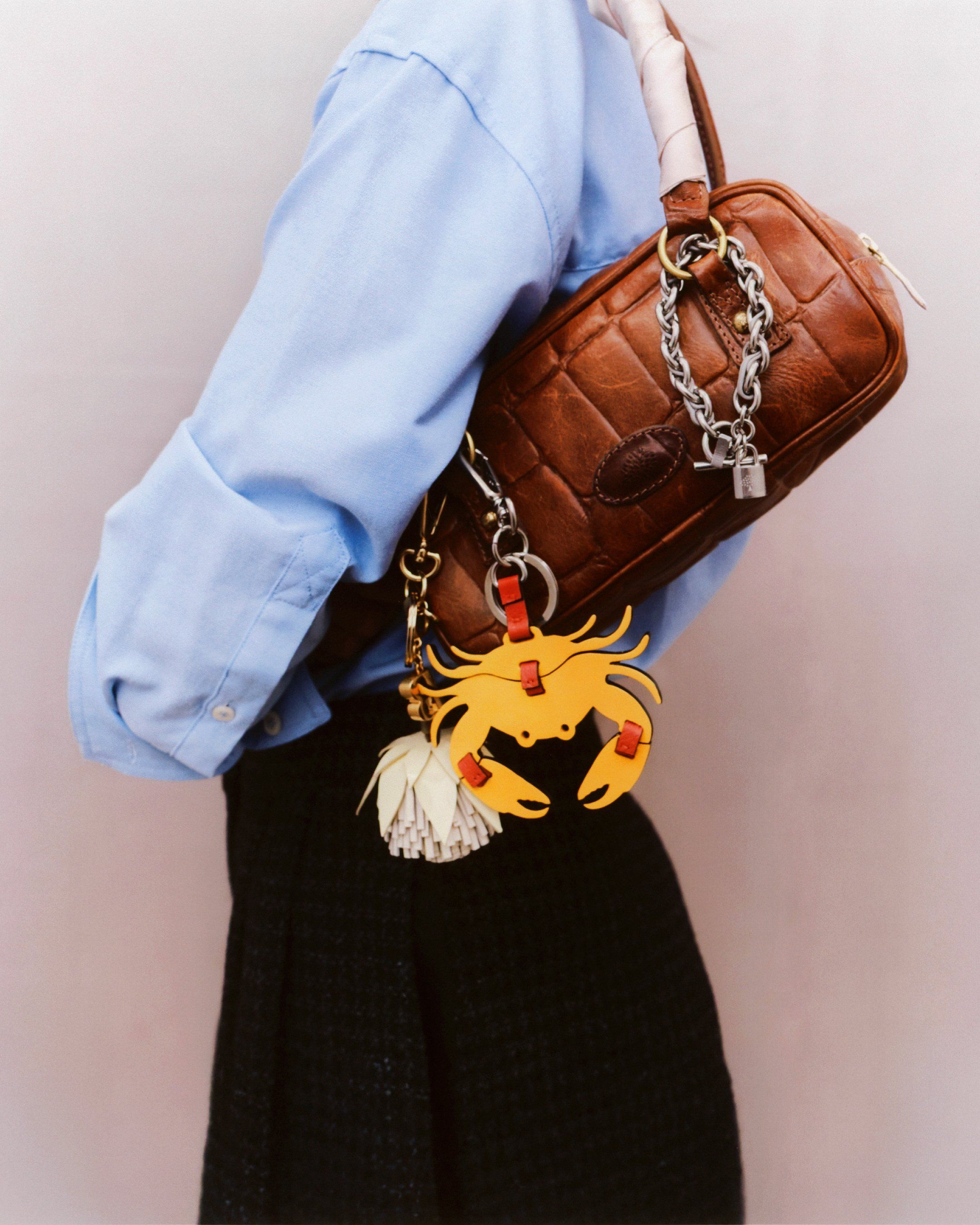 female model wearing Mulberry pre-loved Polly bag in oak brown leather