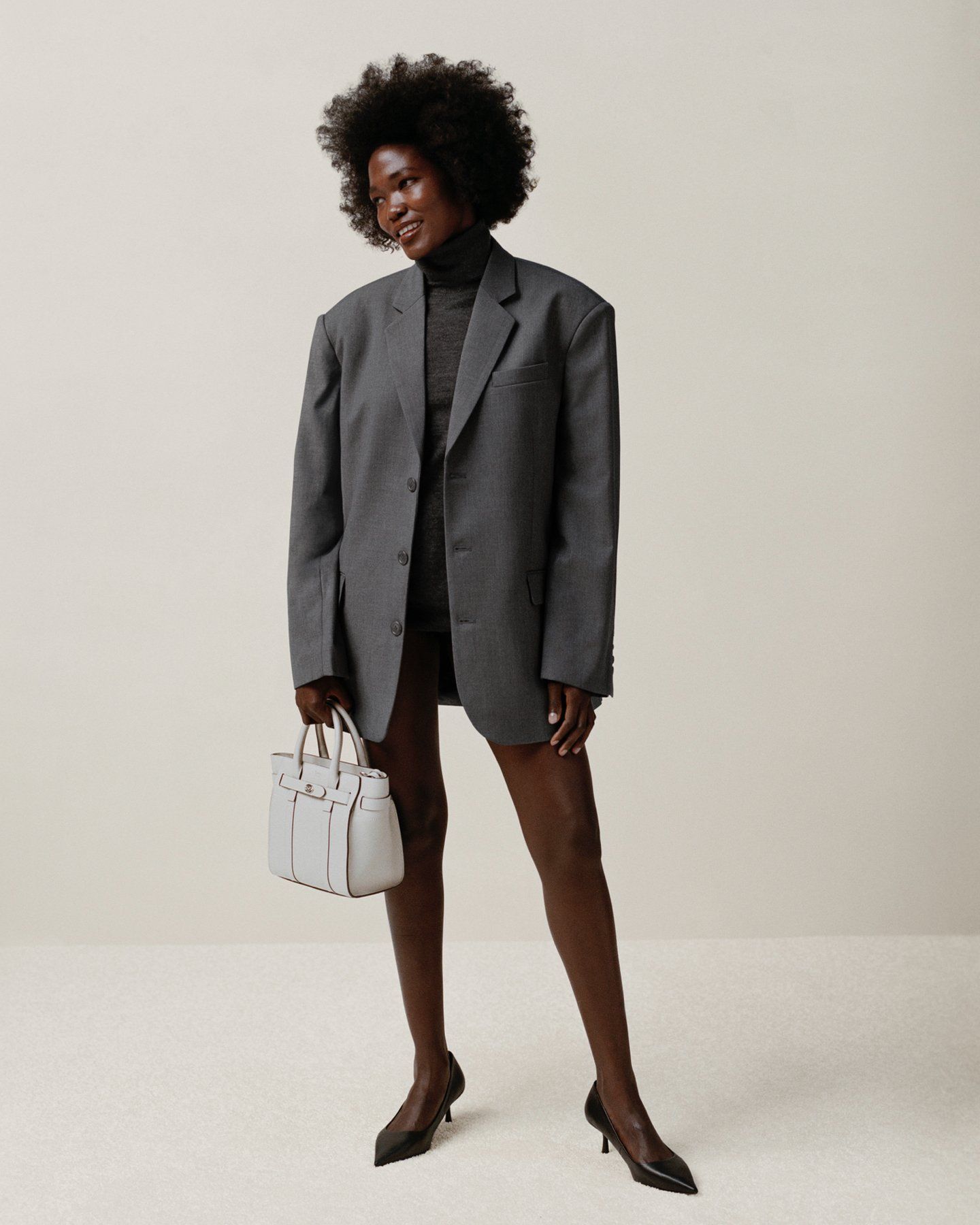 model wearing mulberry small zipped bayswater in pale grey