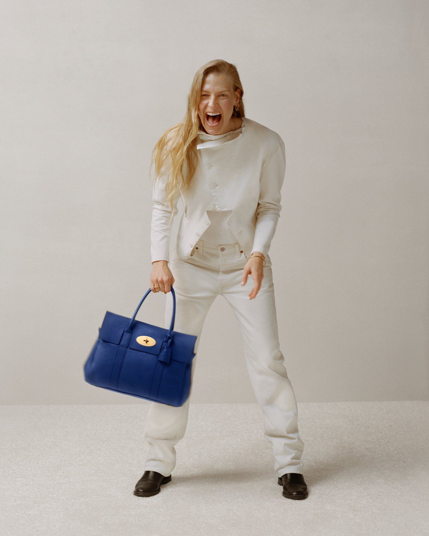 model wearing mulberry bayswater bag in pigment blue