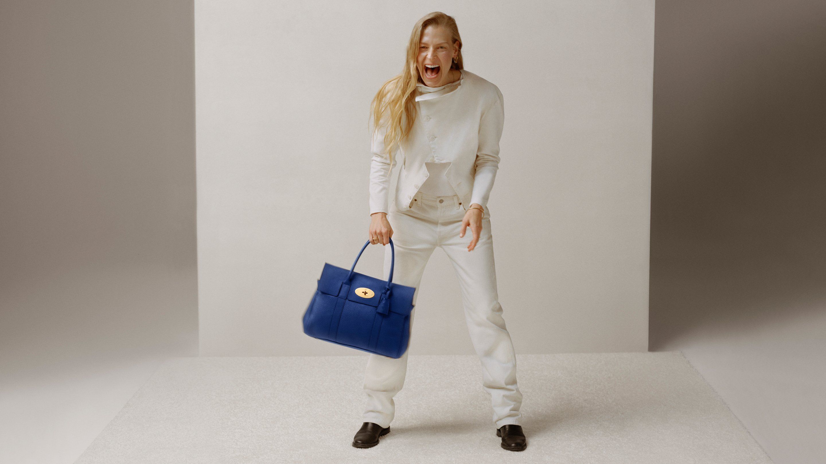 model wearing mulberry bayswater bag in pigment blue