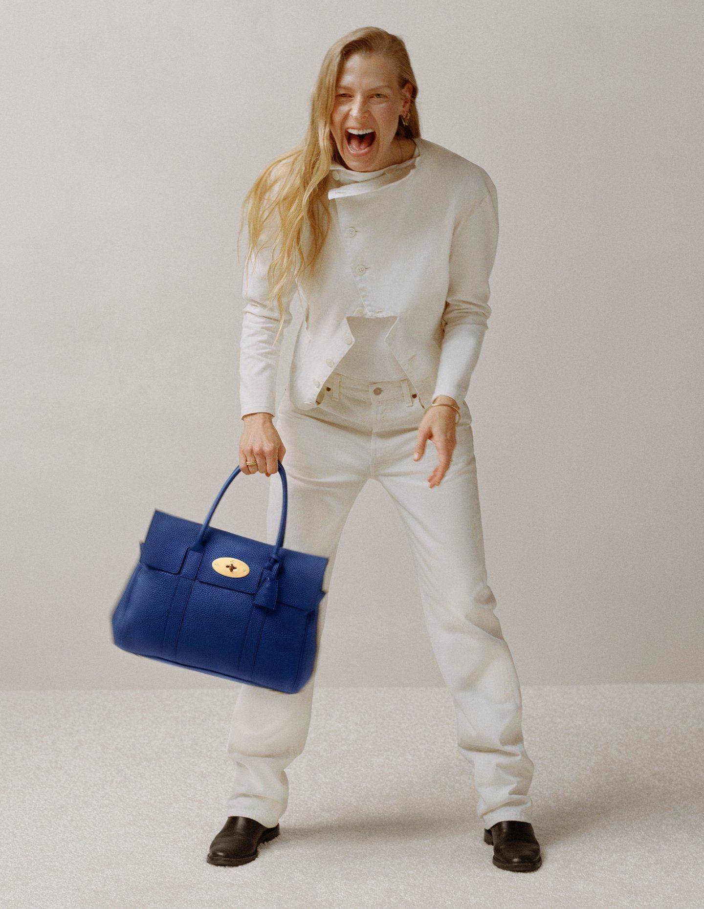 model wearing mulberry bayswater bag in pigment blue