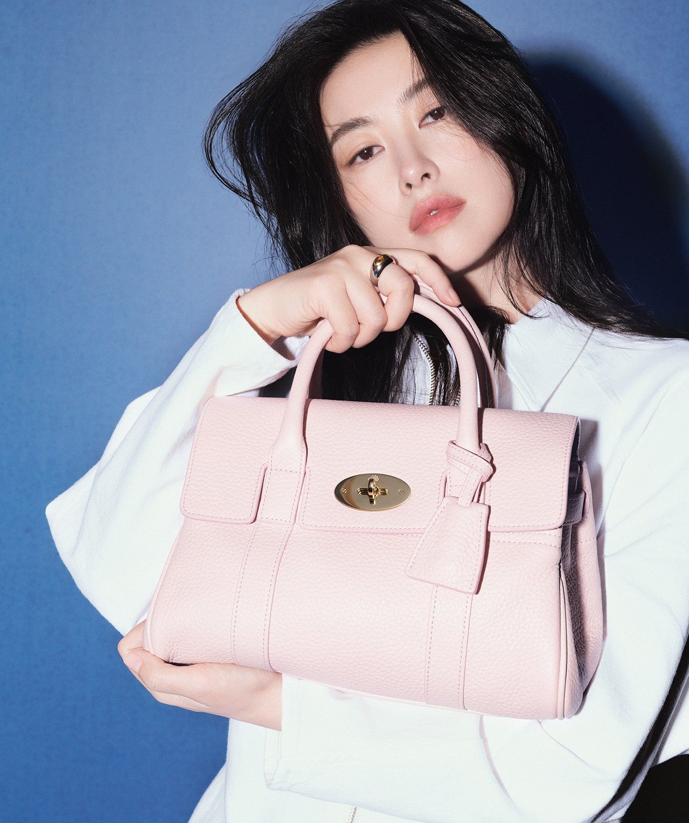 model wearing mulberry bayswater bag in powder rose