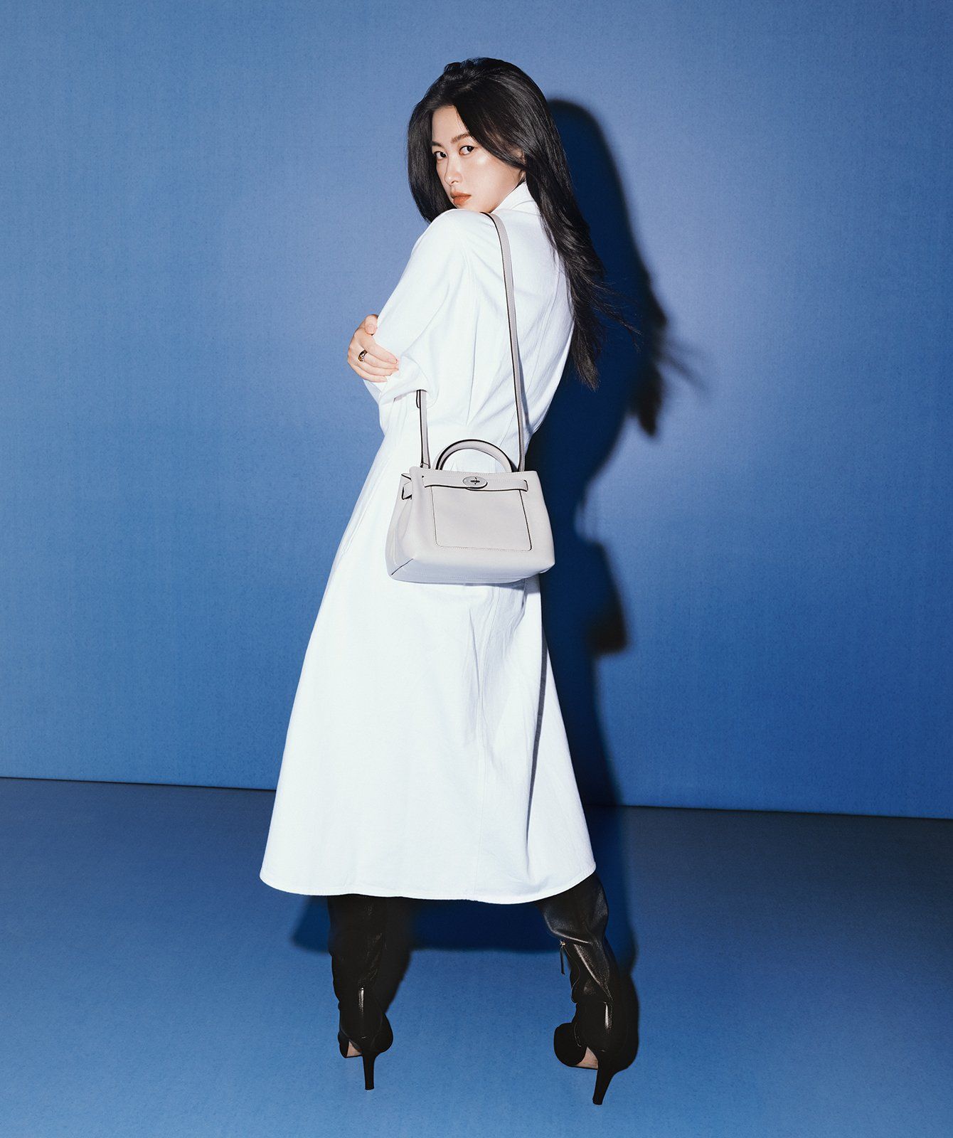 model wearing mulberry small islington in pale grey