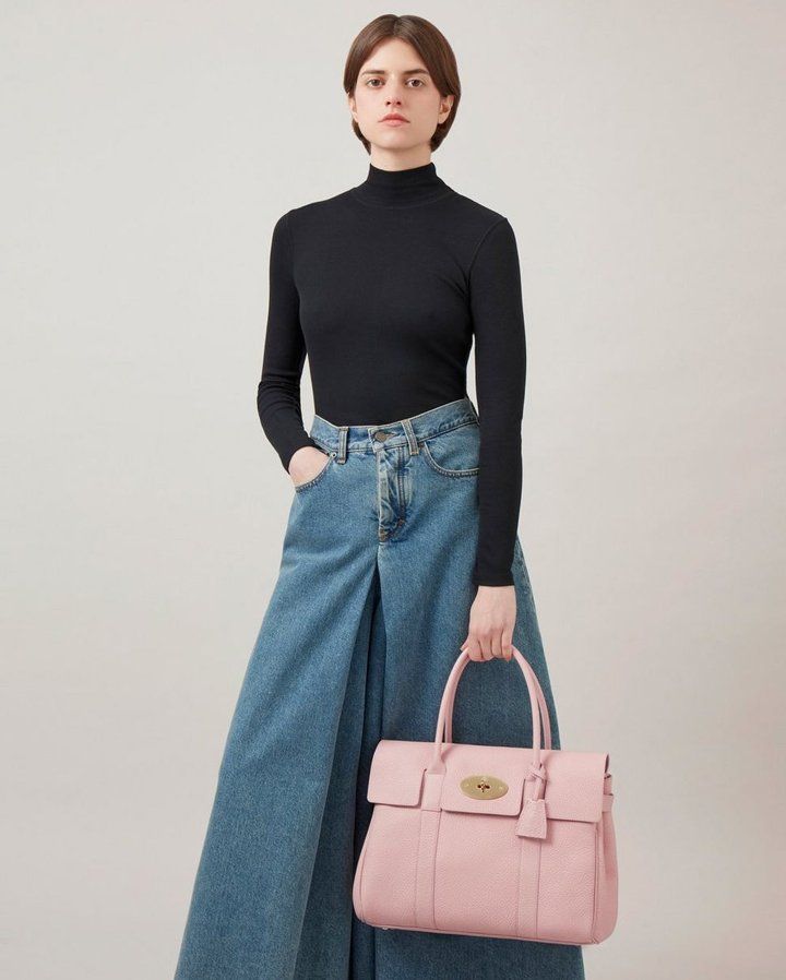 model wearing mulberry bayswater bag in powder rose