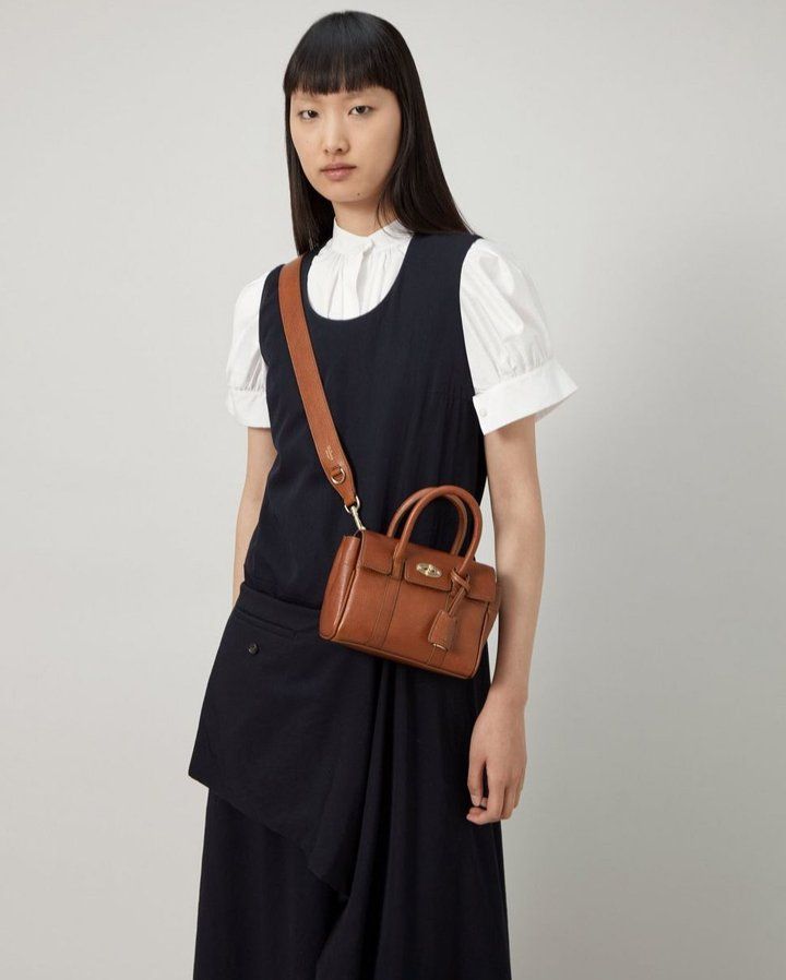 model wearing mulberry mini bayswater in oak