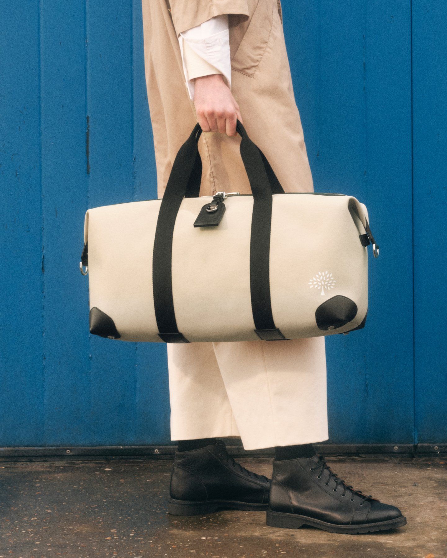 model wearing mulberry clipper bag in canvas