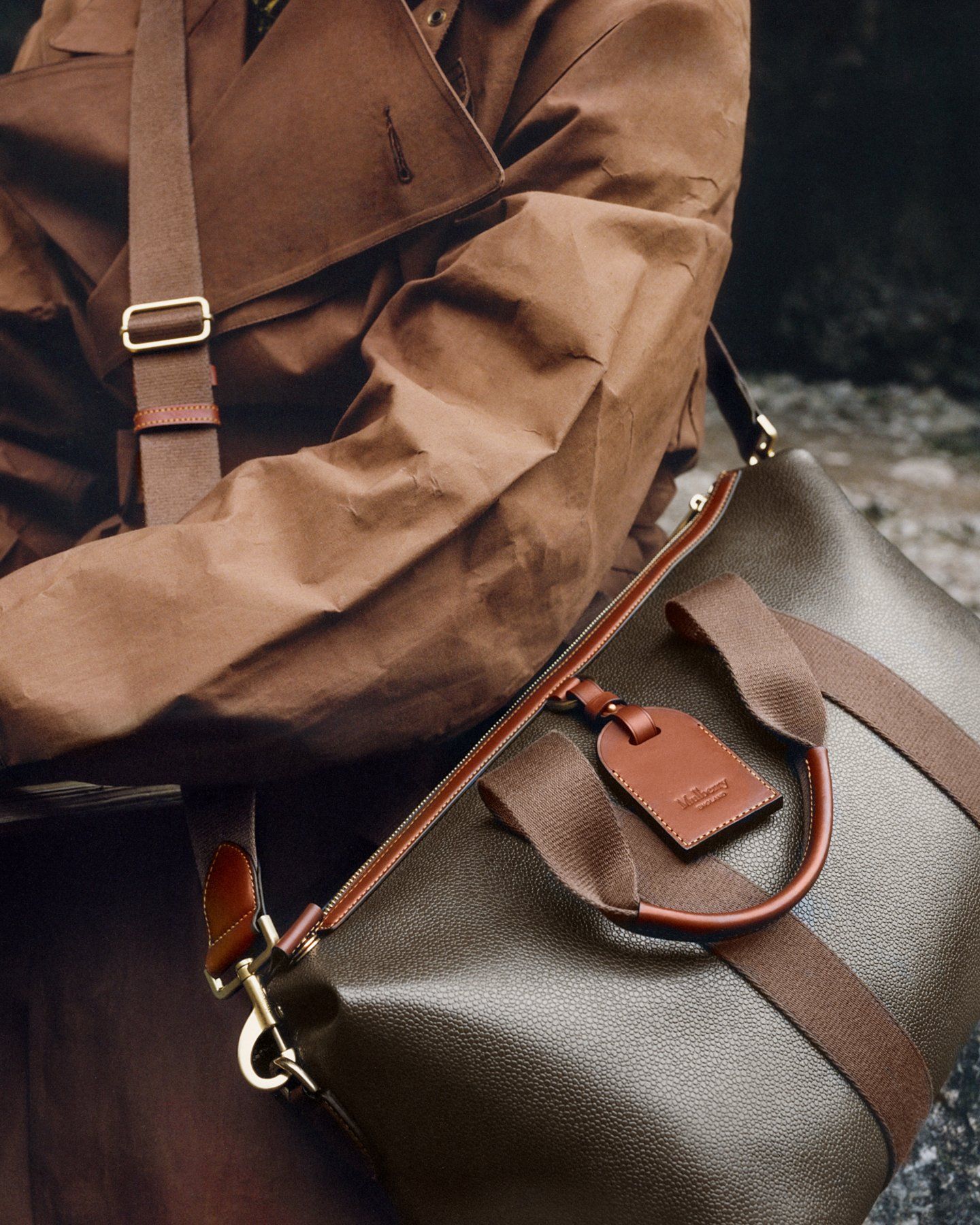Model trägt einen Mulberry Heritage Day Clipper in Mole und Cognac