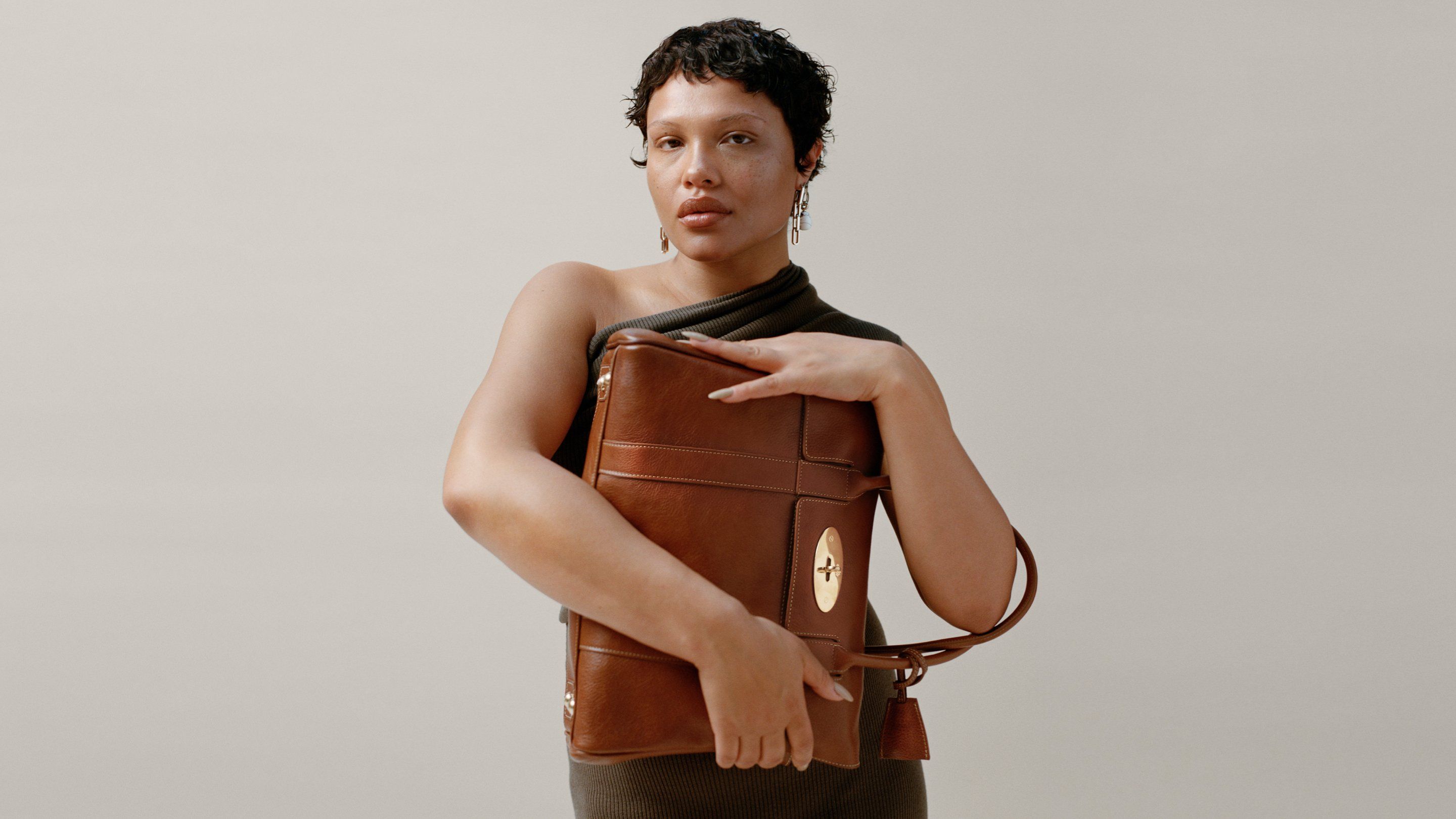 model wearing mulberry bayswater bag in oak