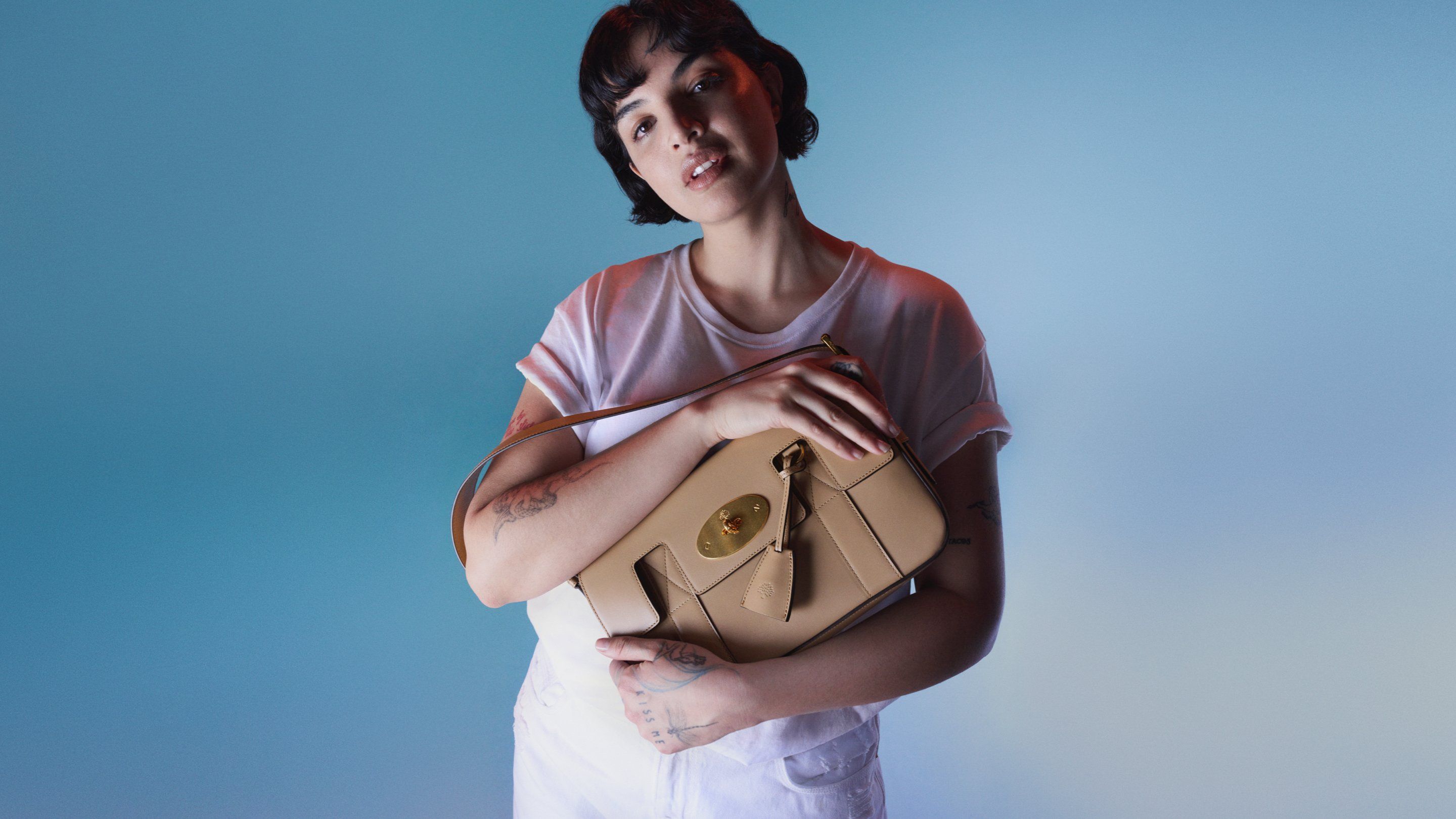 model wearing mulberry east west bayswater bag in maple