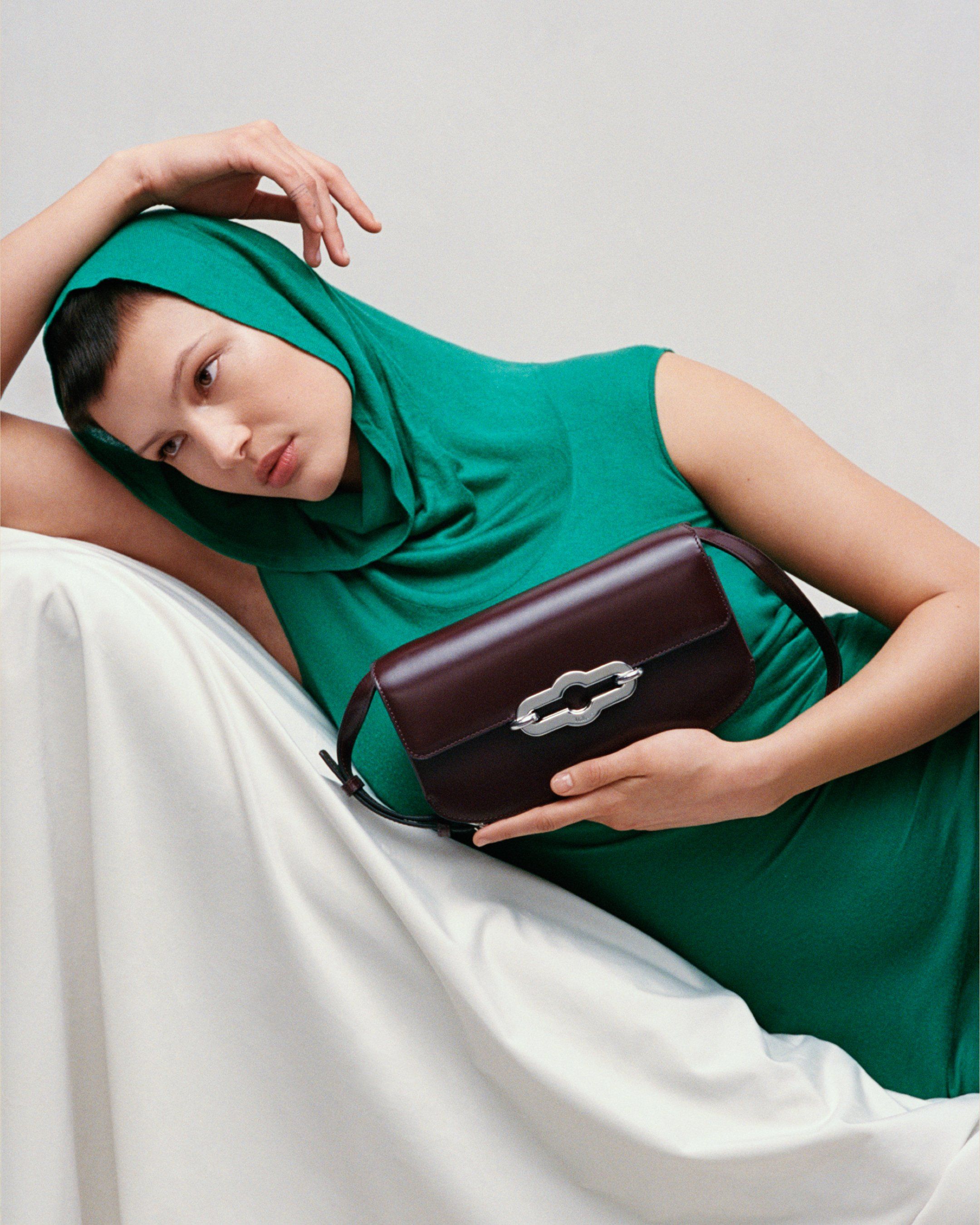 ブラックチェリーのマルベリー イースト ウェスト ピムリコ サッチェルを着用したモデル