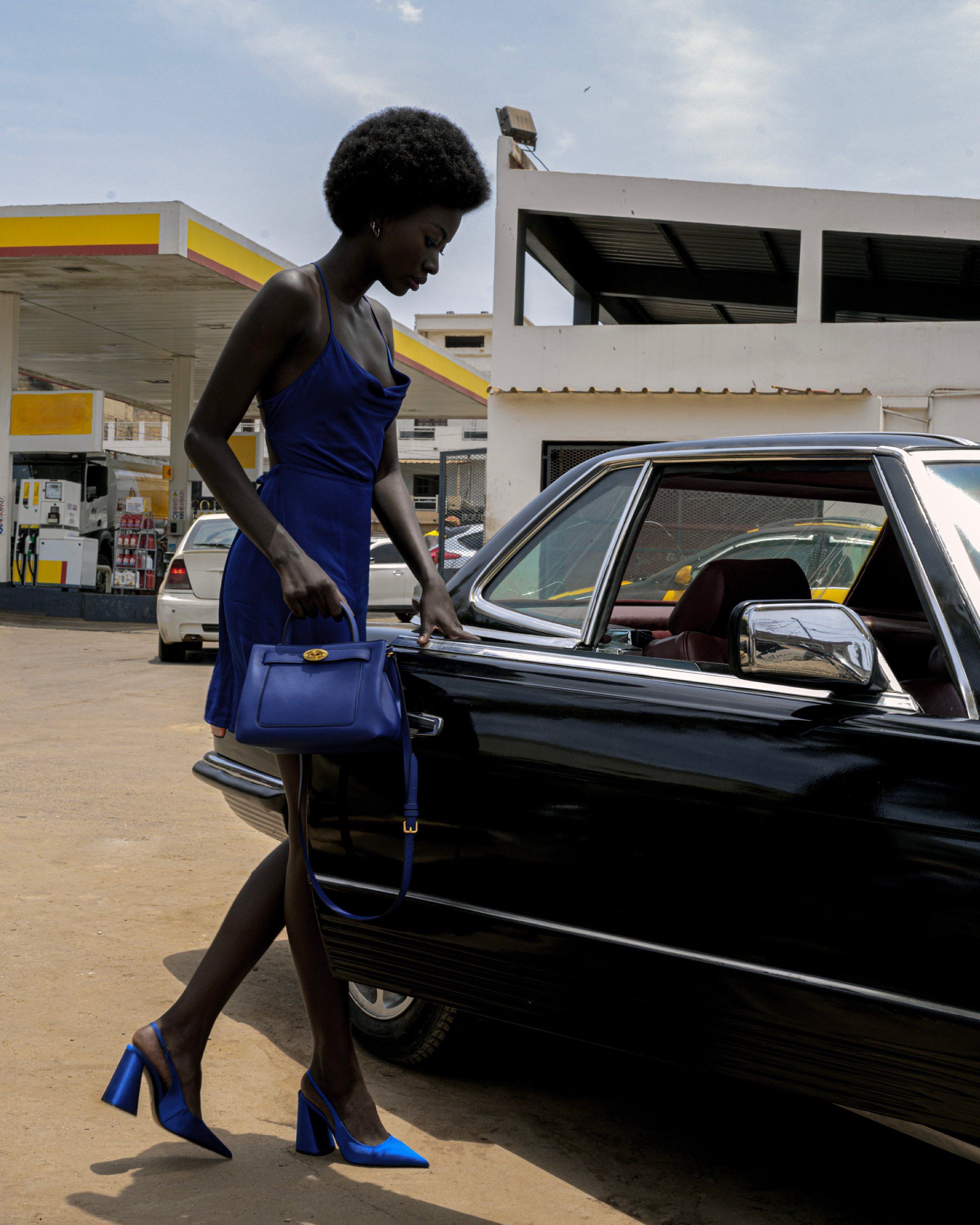 model wearing mulberry small islington bag in pigment blue