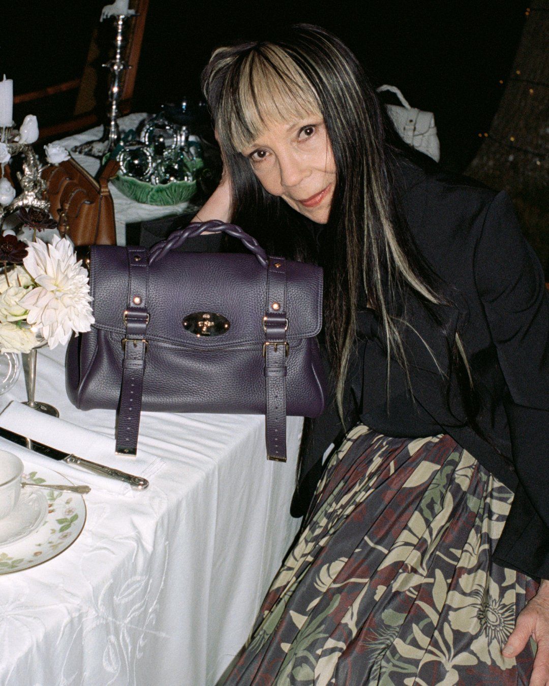 LadyrestingontablewithAlexa