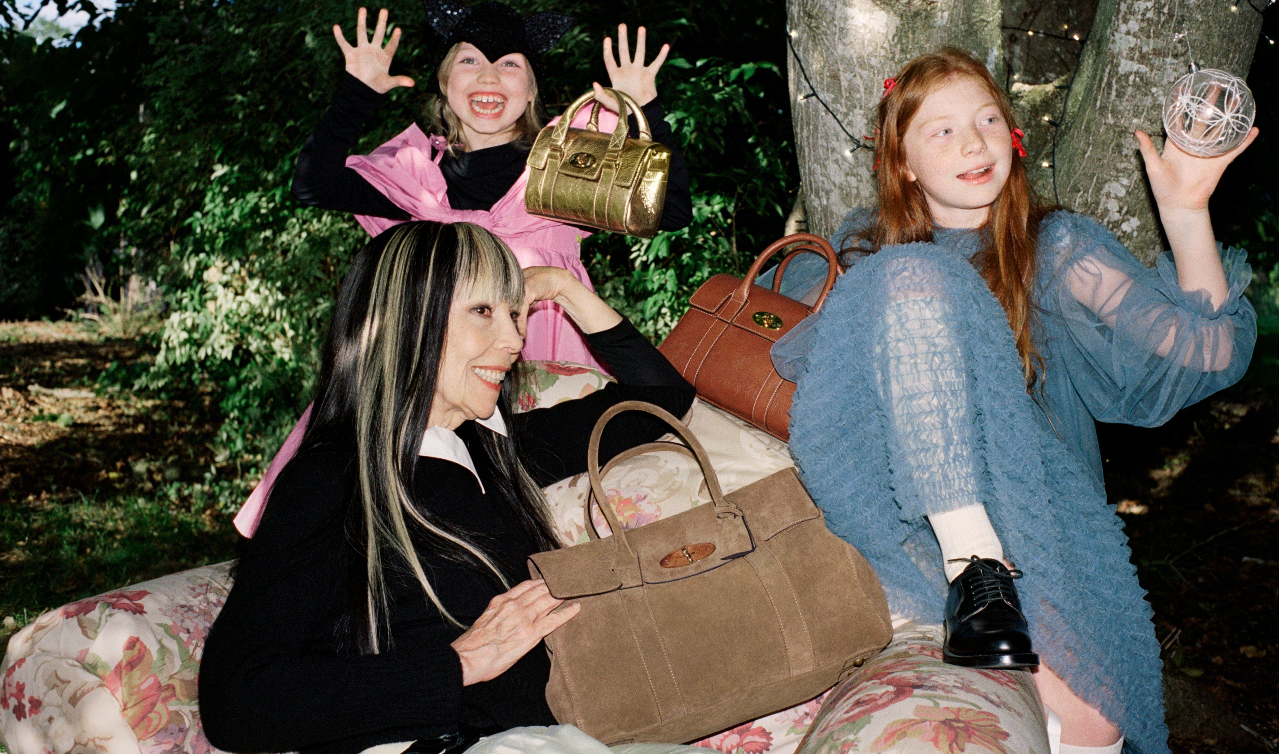 2 Mädchen und eine Frau, die Bayswater-Handtaschen hochhaltenmariposa