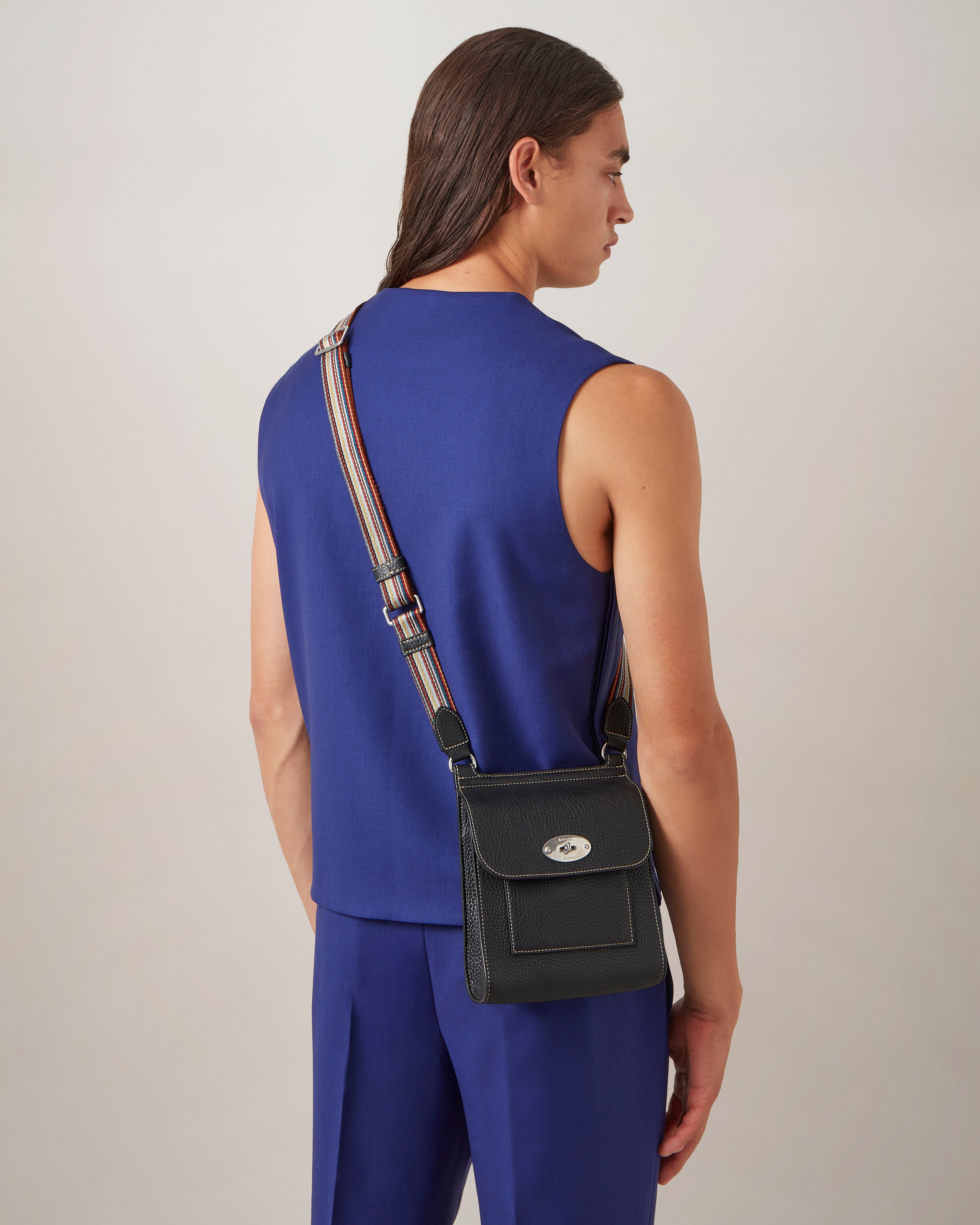 Model trägt eine kleine Antony-Tasche von Mulberry x Paul Smith in Schwarz