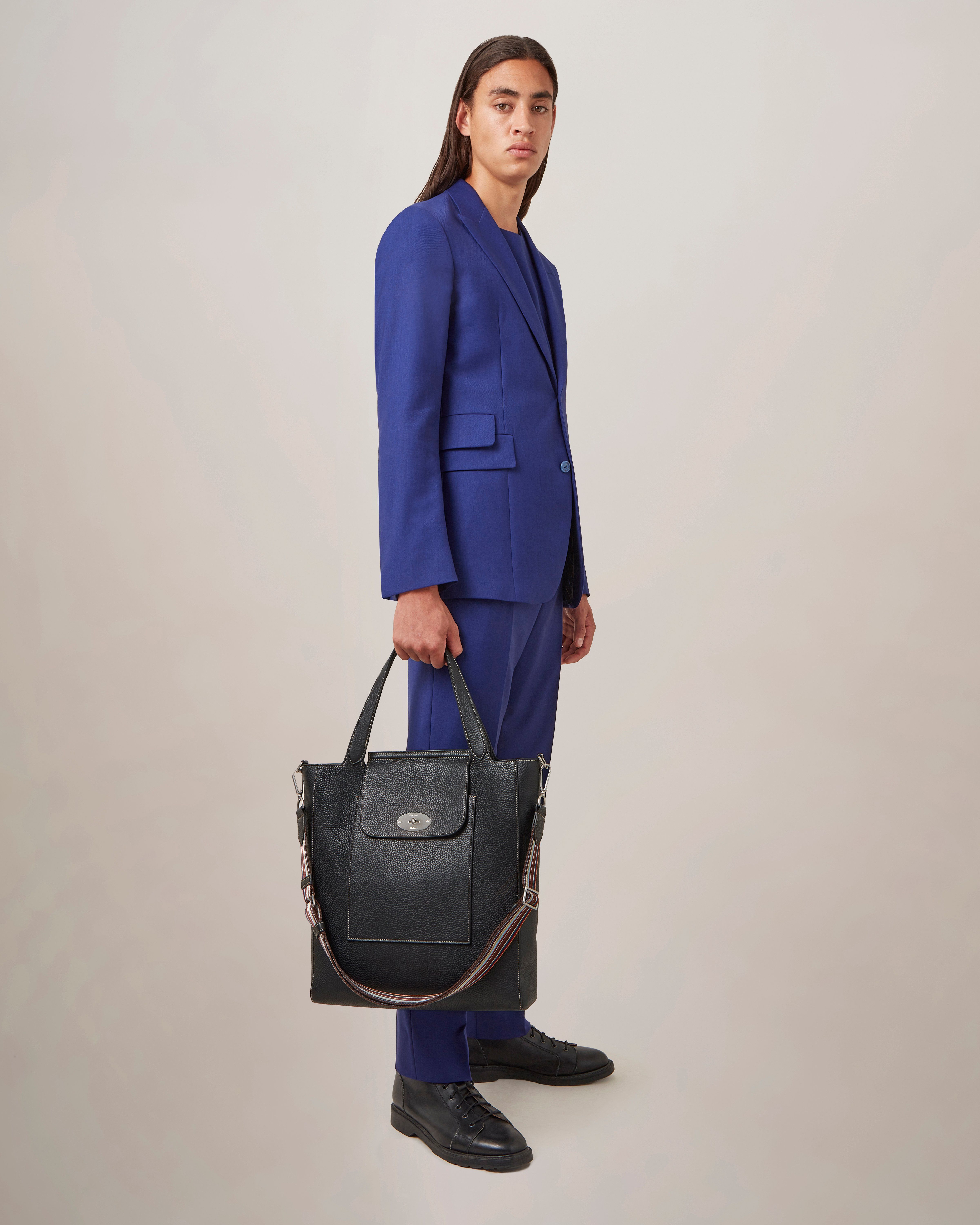 Model trägt Mulberry x Paul Smith Tragetasche Antony in Schwarz