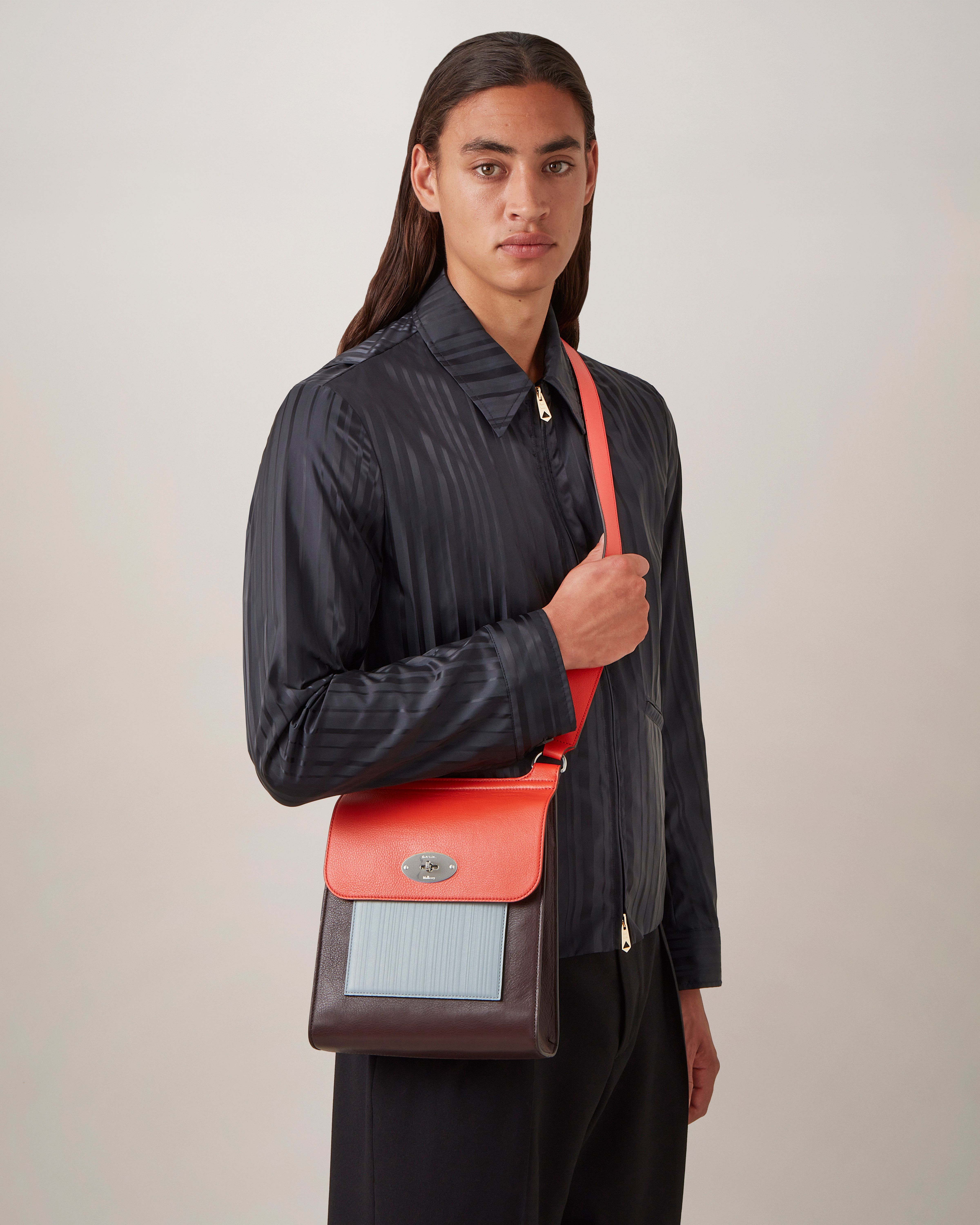 Model trägt eine Mulberry x Paul Smith Antony Tasche in Orange