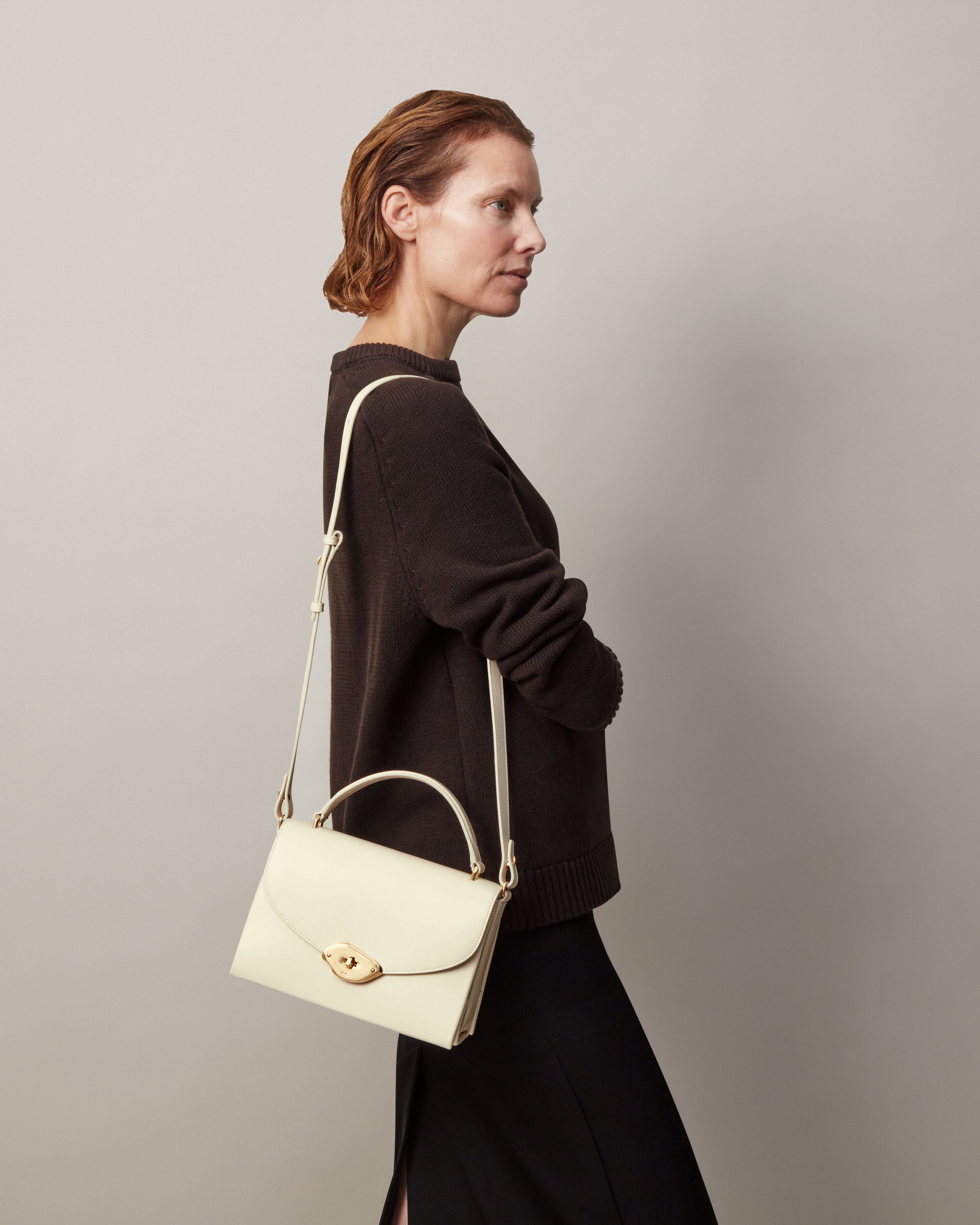 model wearing mulberry lana top handle bag in eggshell