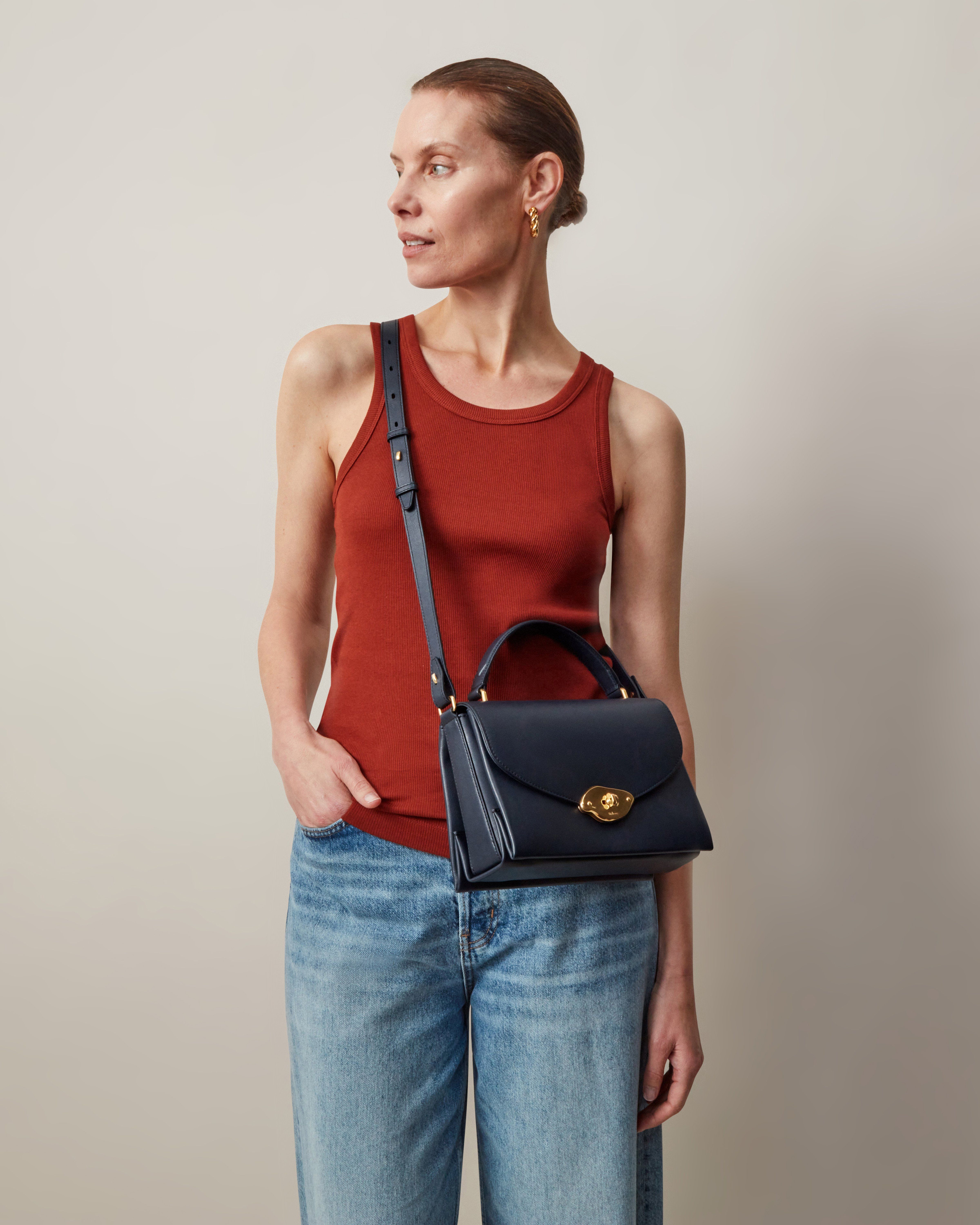 Model mit Lana Top Handle Tasche von Mulberry aus Hochglanzleder in Nachthimmel