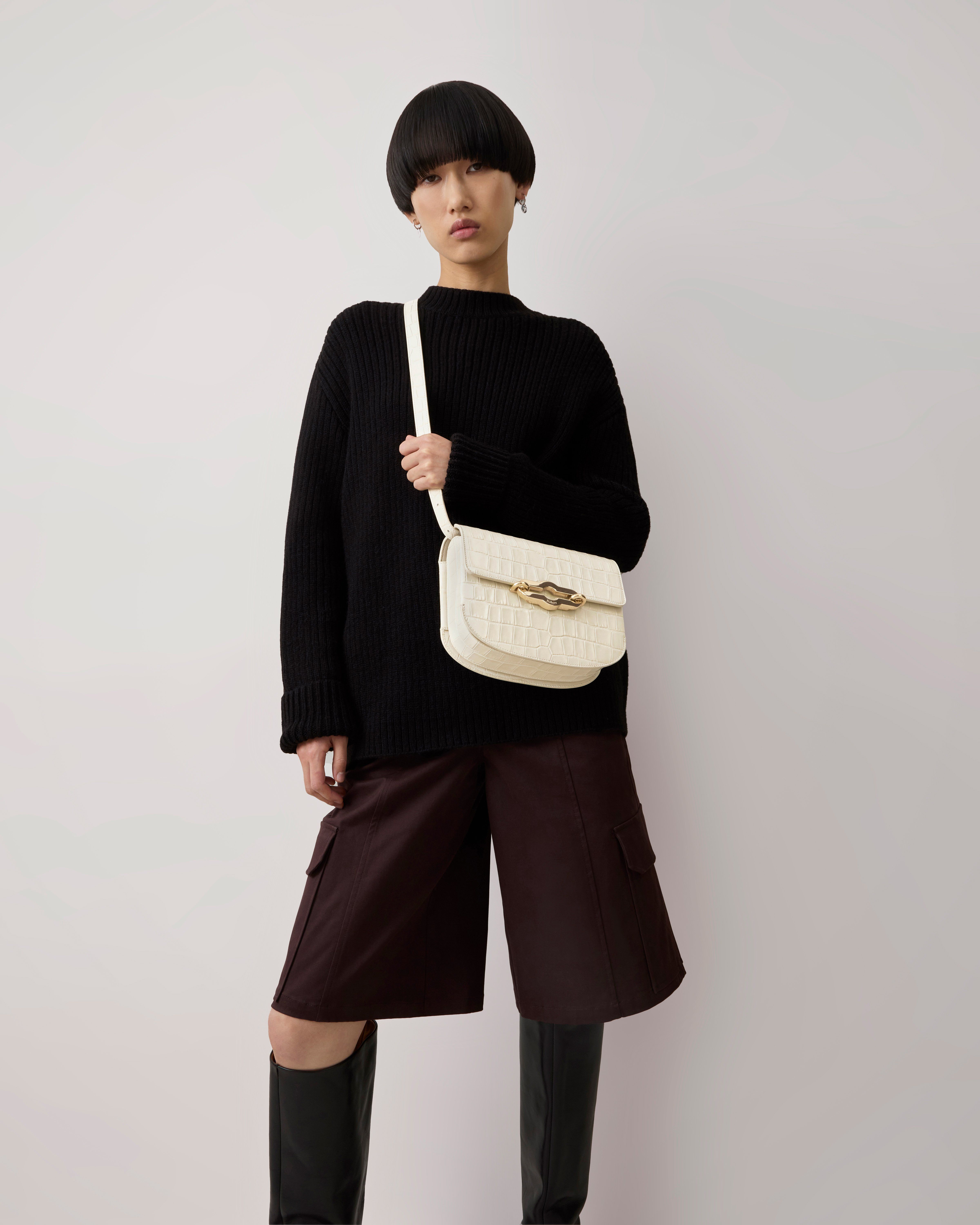 Model mit Mulberry Pimlico Satchel Tasche aus glänzendem Leder mit Kroko-Prägung in Eggshell