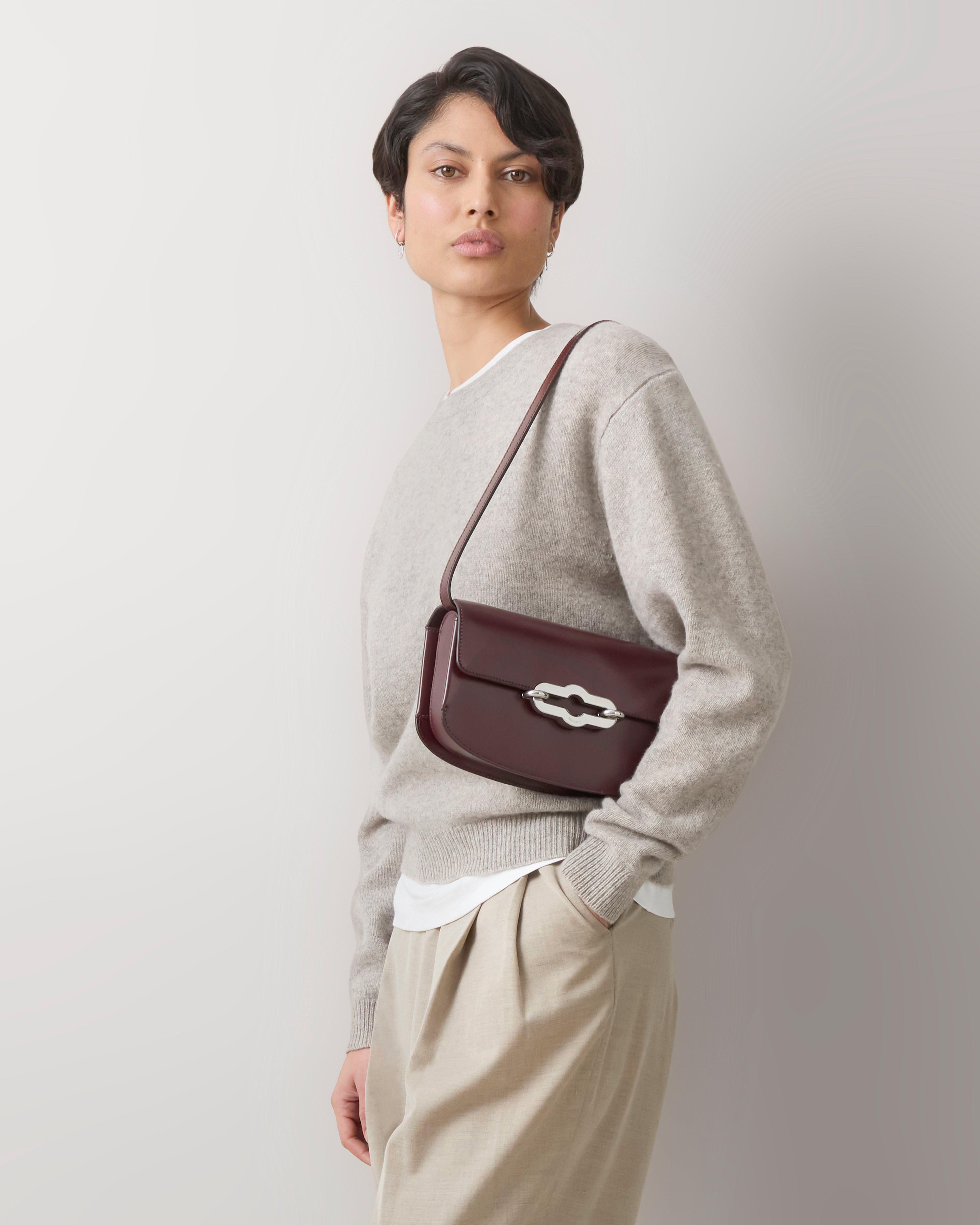 Model mit Mulberry East West Pimlico Tasche aus Kalbsleder in Traubenkirsche