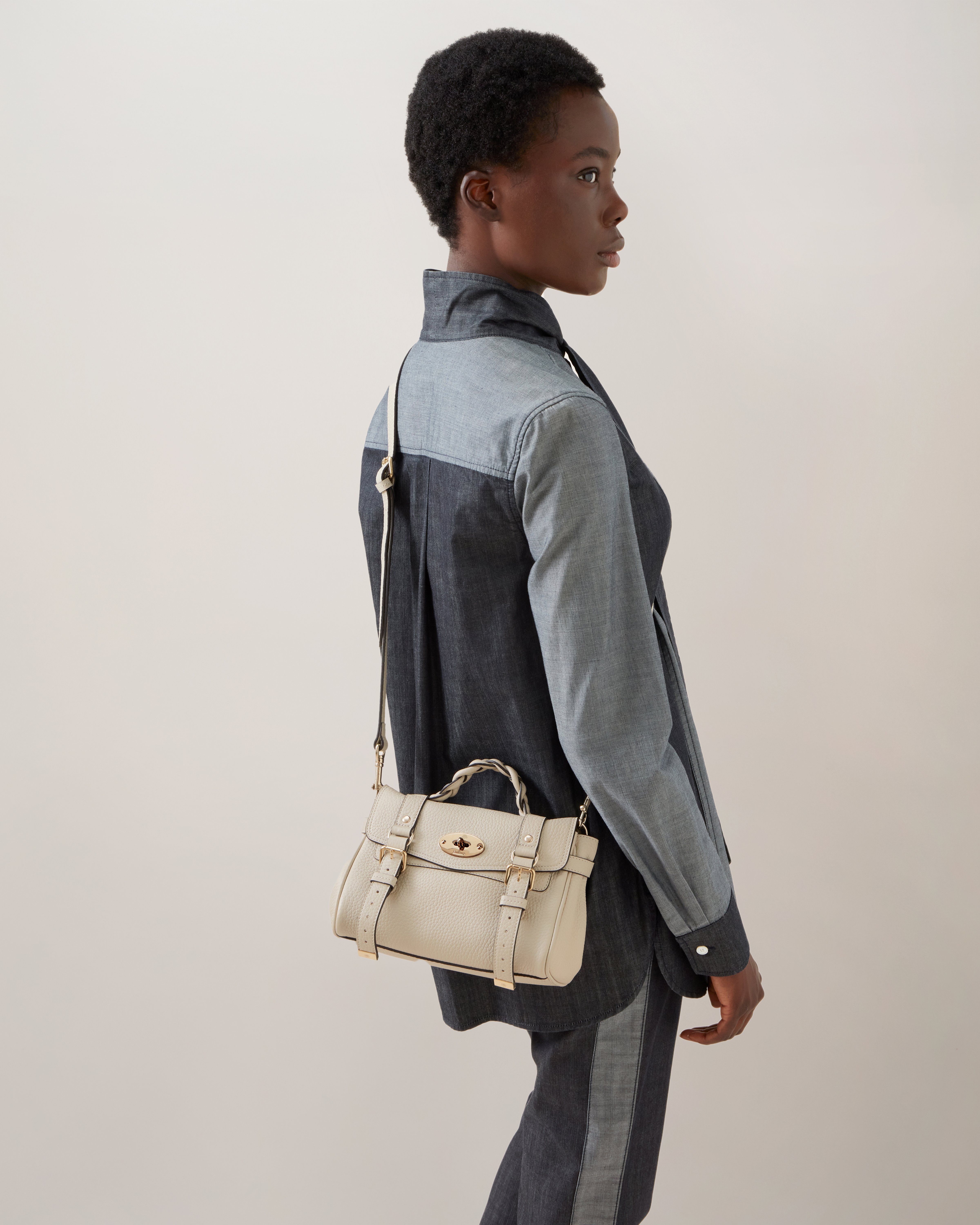 Model with Mulberry Mini Alexa in Chalk Heavy Grain