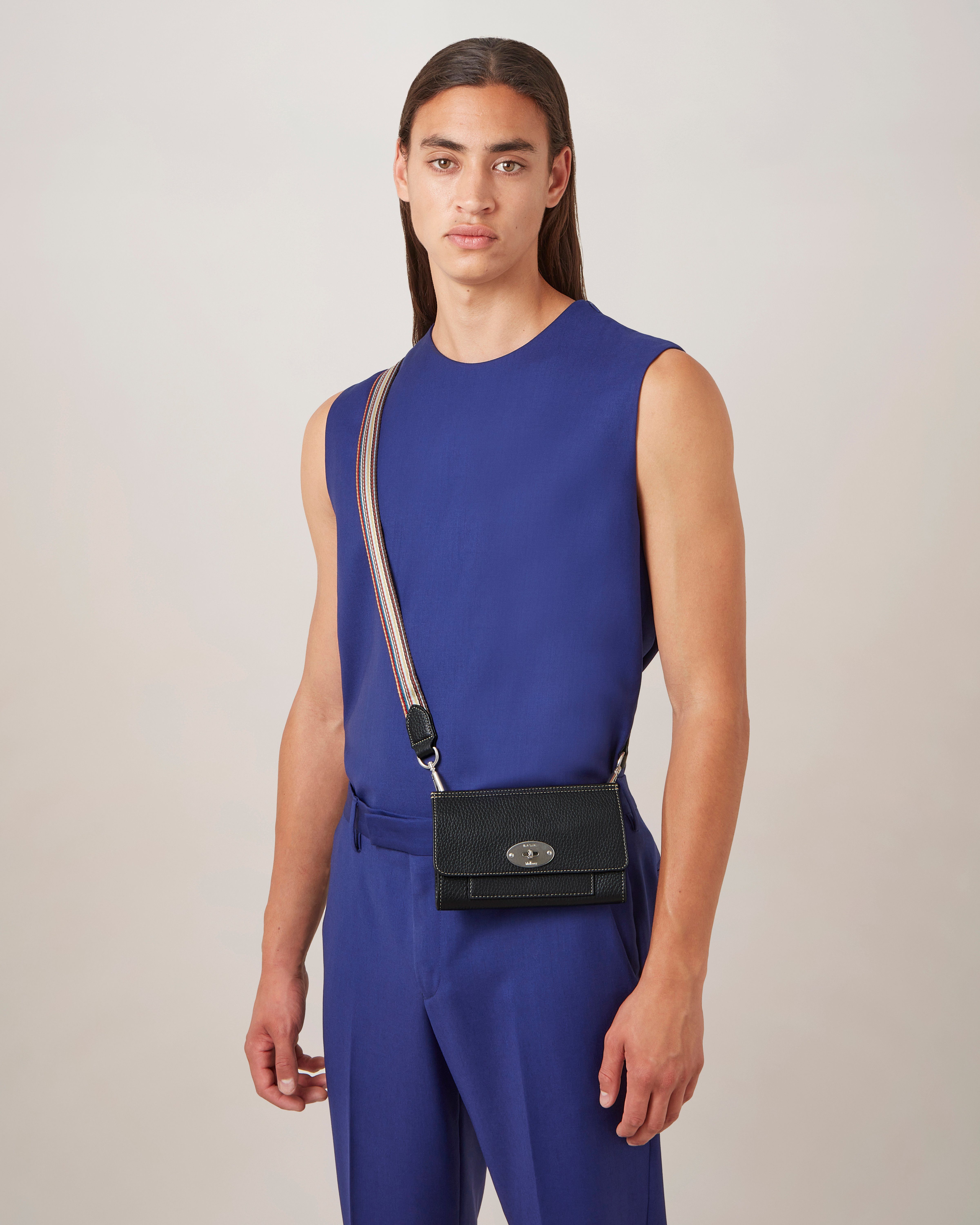 Model trägt eine Mulberry x Paul Smith Antony Clip-Tasche in Schwarz