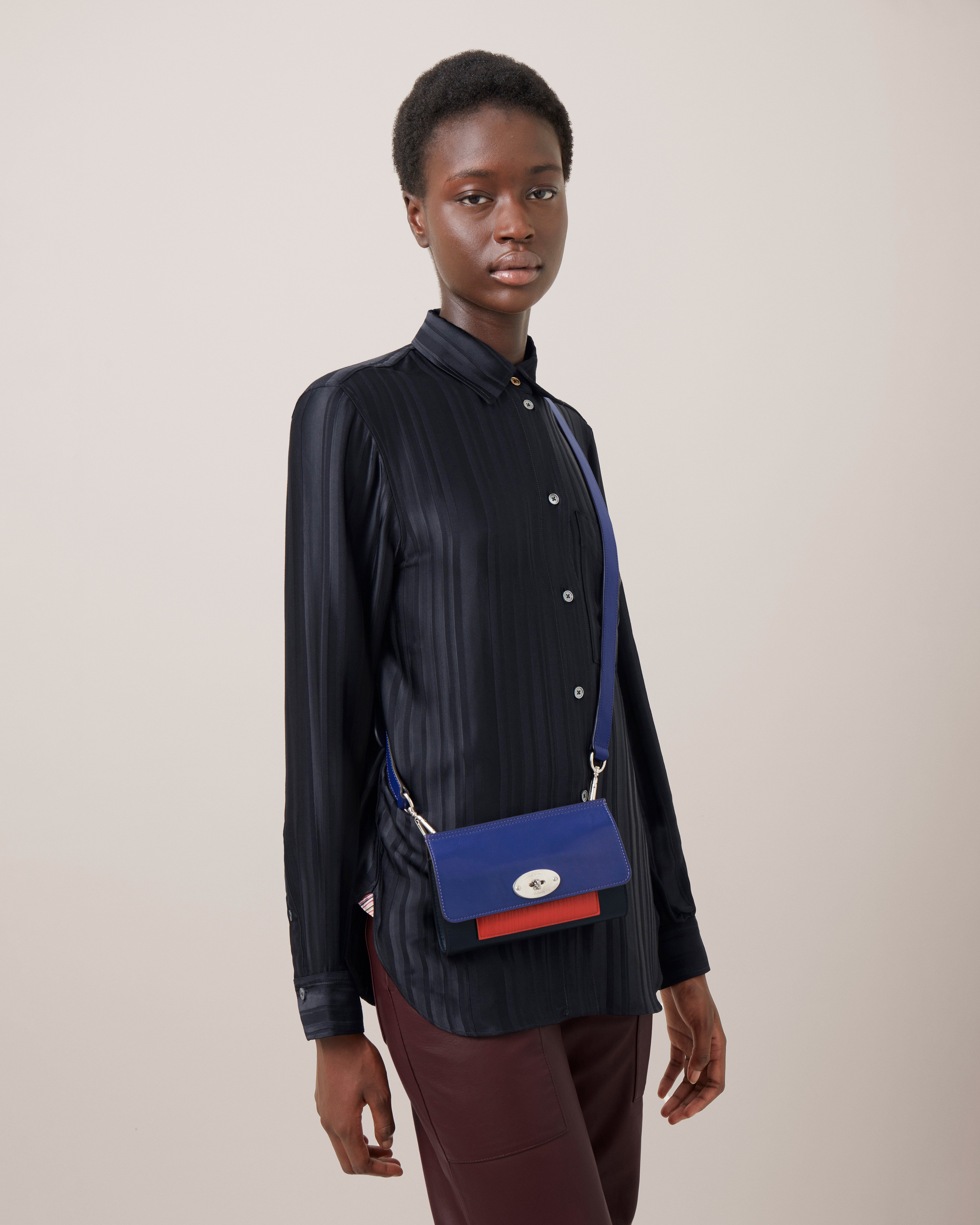 Model trägt eine Mulberry x Paul Smith Clip-Tasche in Blau