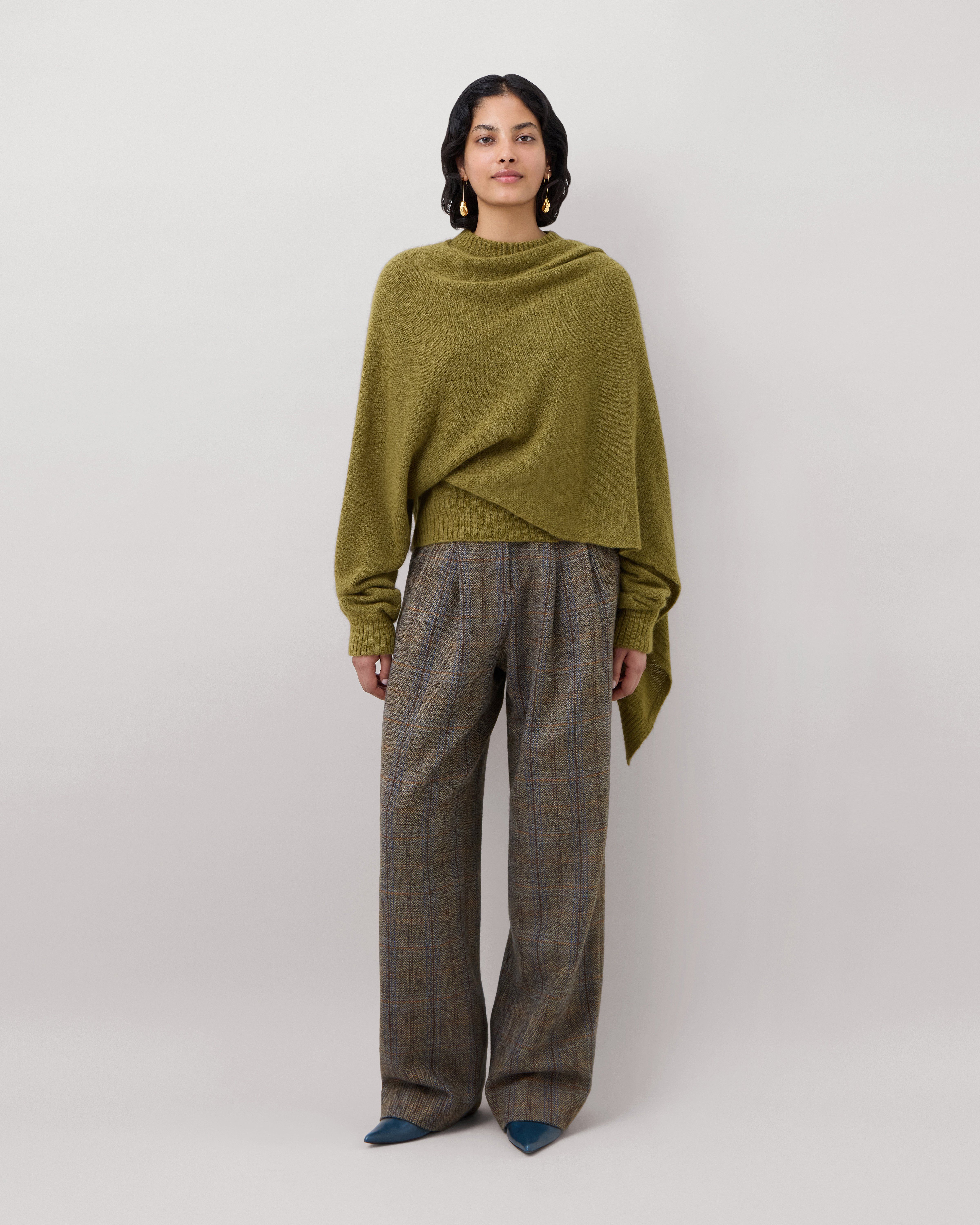 Das Model trägt das Mulberry x Rejina Pyo drapierte Strickoberteil aus Alpaka-Mix in Herbstlaub