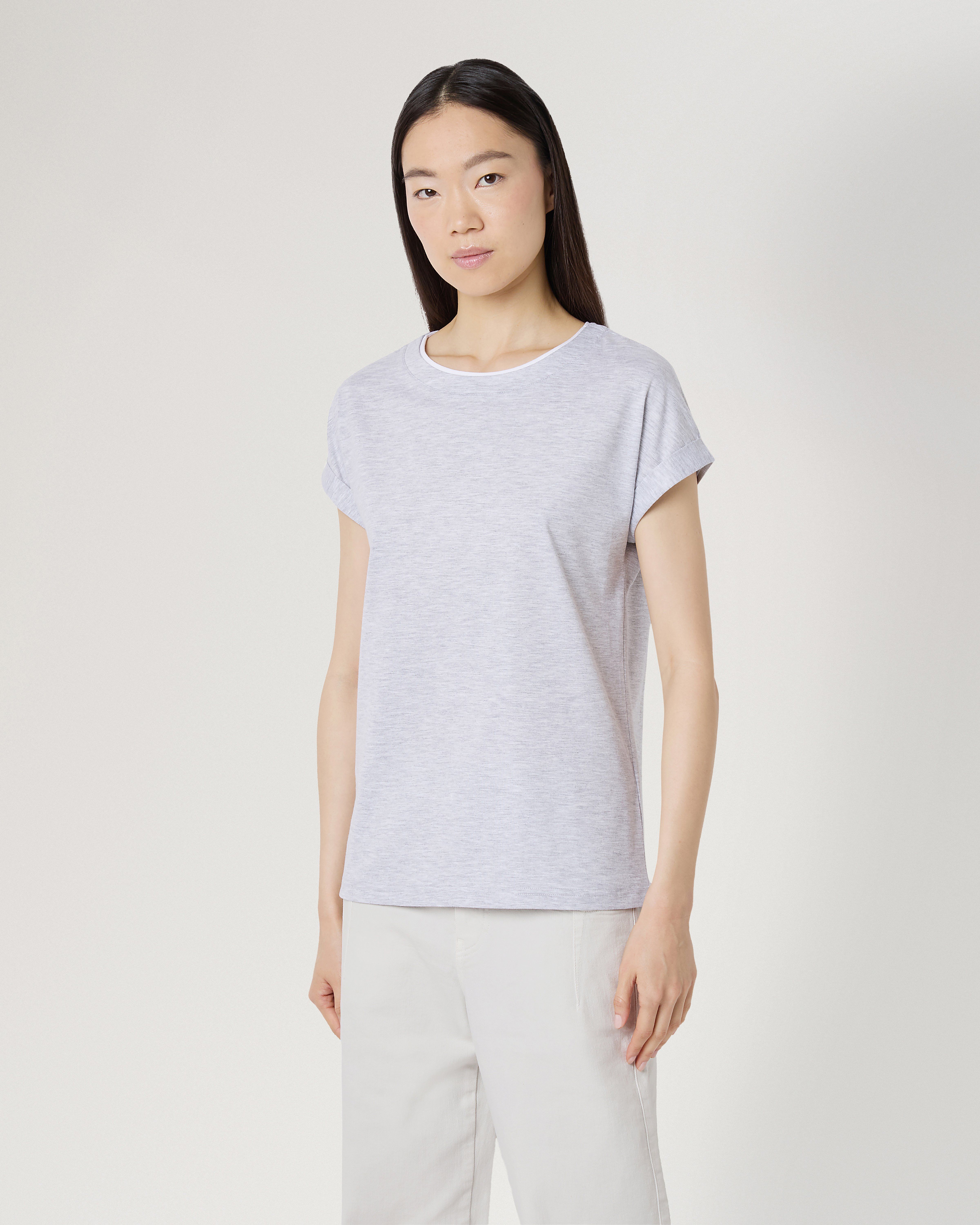 Model trägt das Mulberry x Eleventy T-Shirt mit Rundhalsausschnitt für Damen in Grau