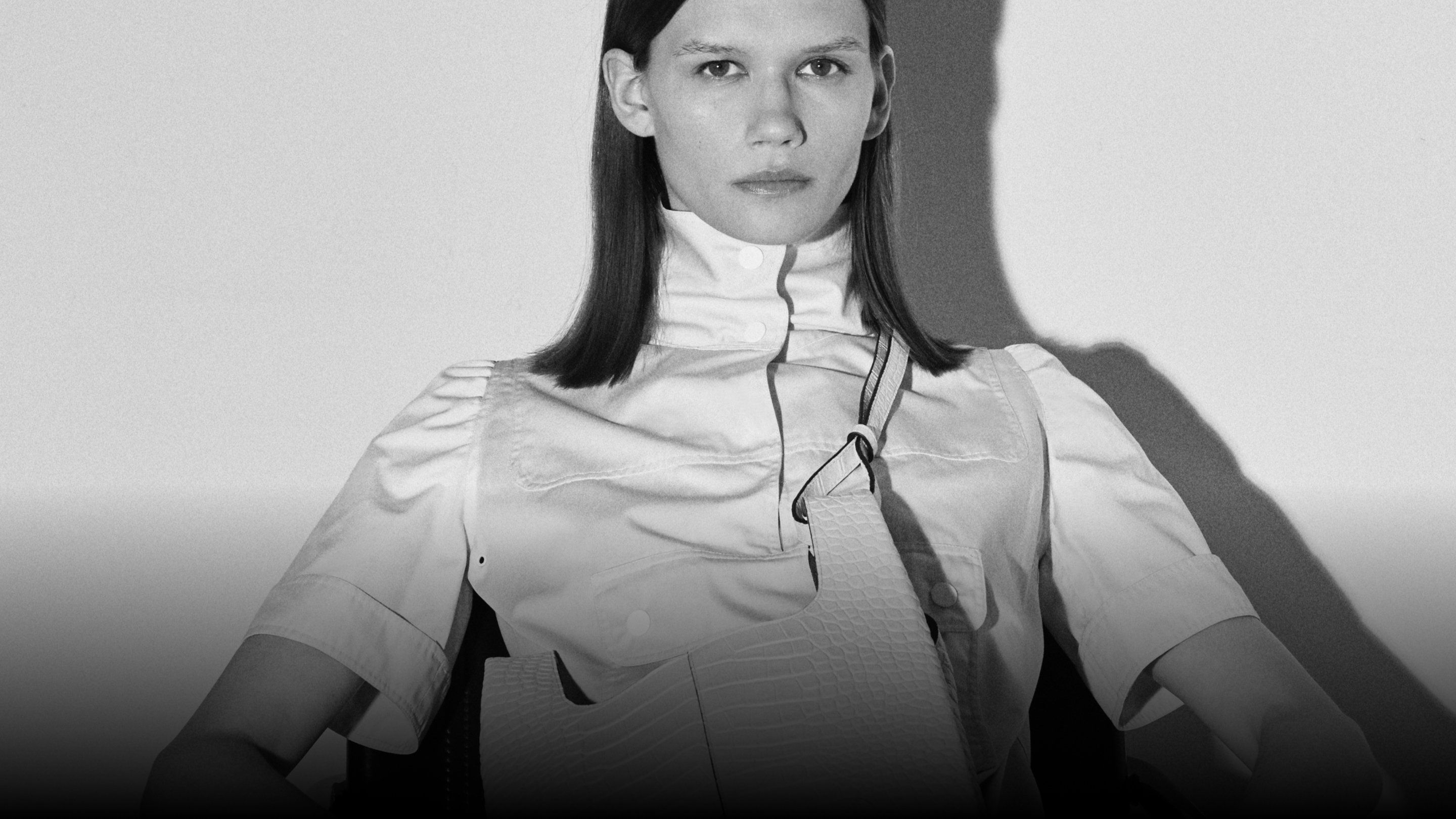 black and white image of model wearing mulberry portobello tote bag