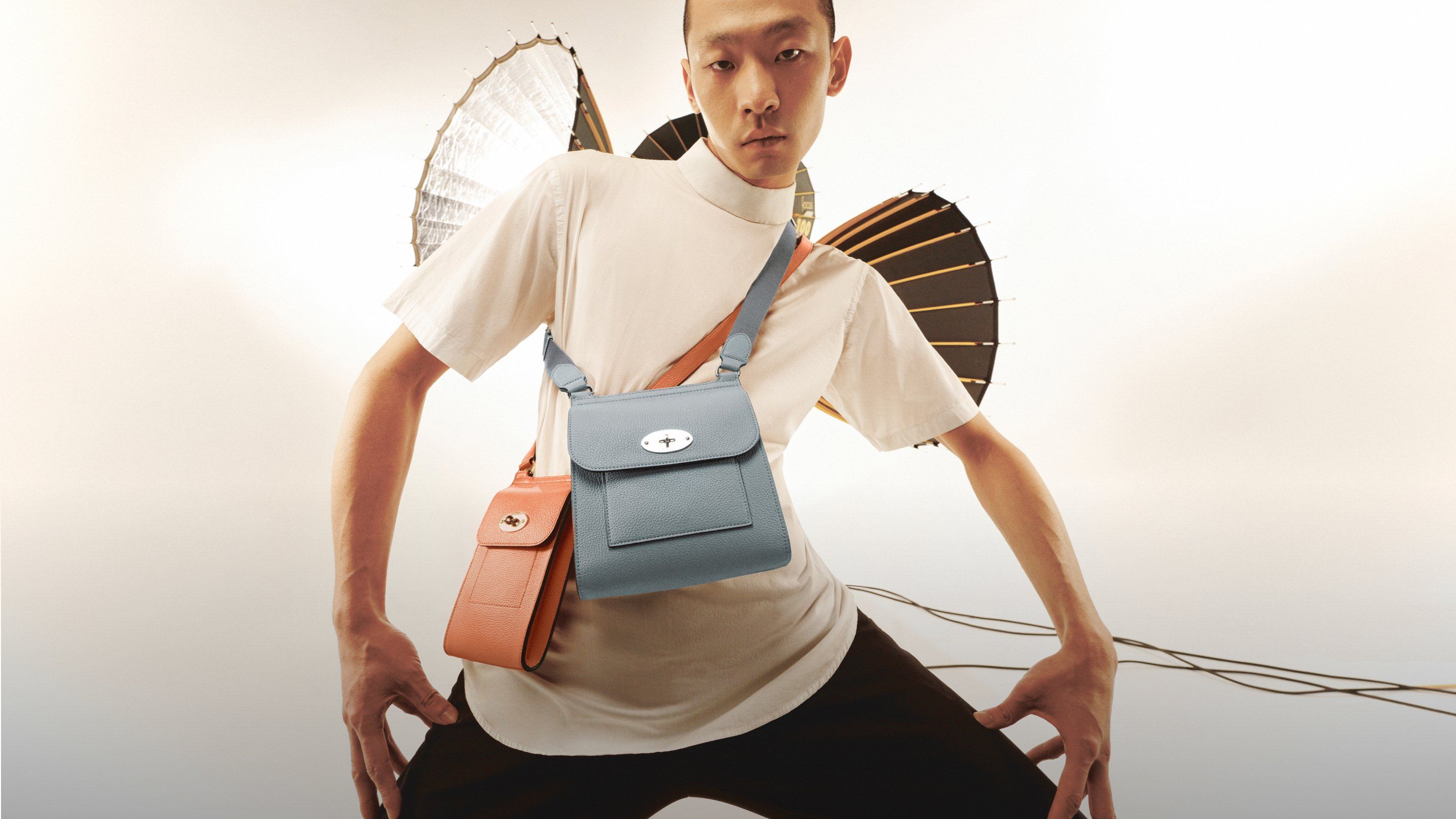 Model trägt zwei Antony-Taschen in Blau und Braun