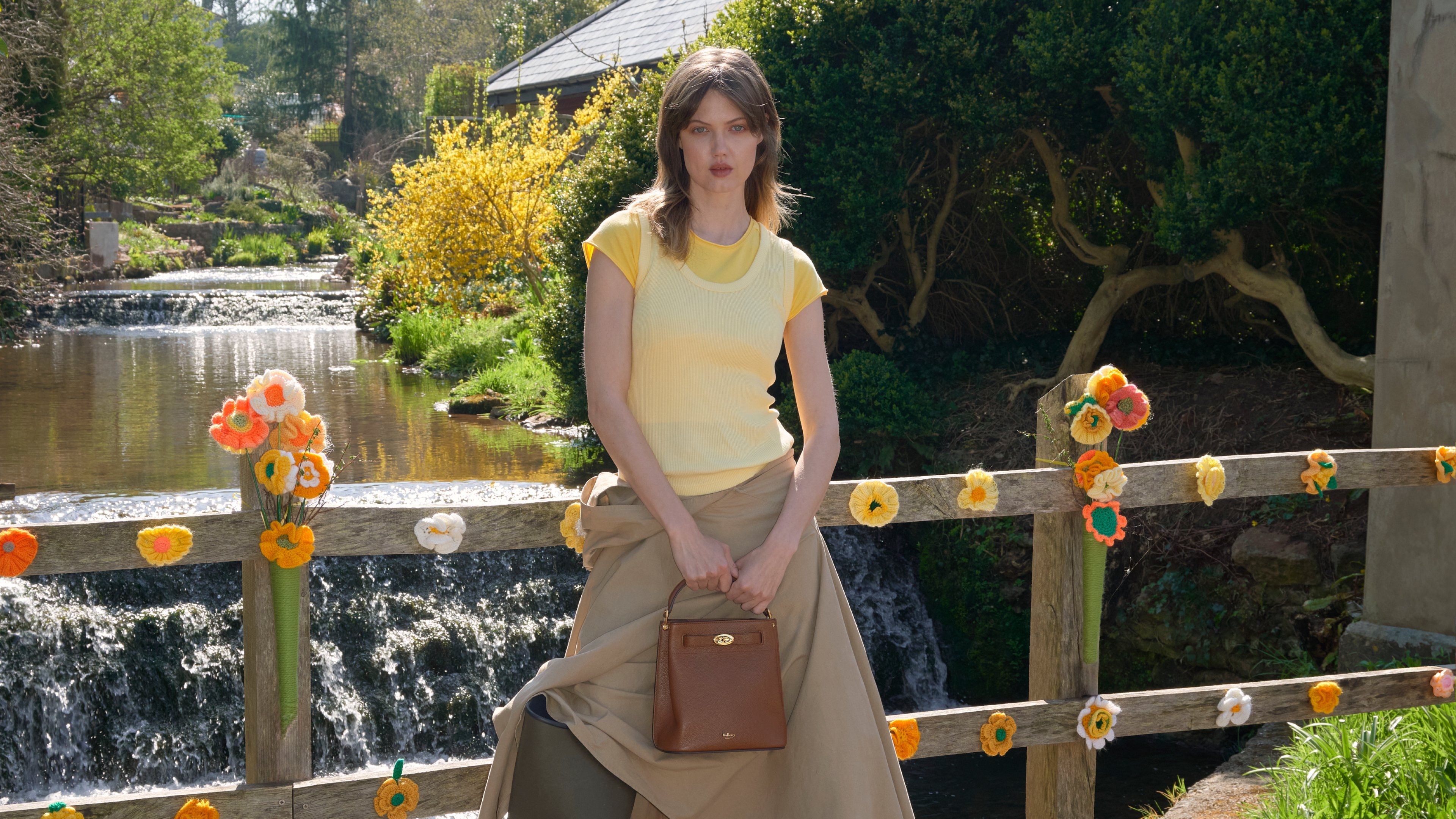 female model wearing Mulberry Islington bucket in oak leather